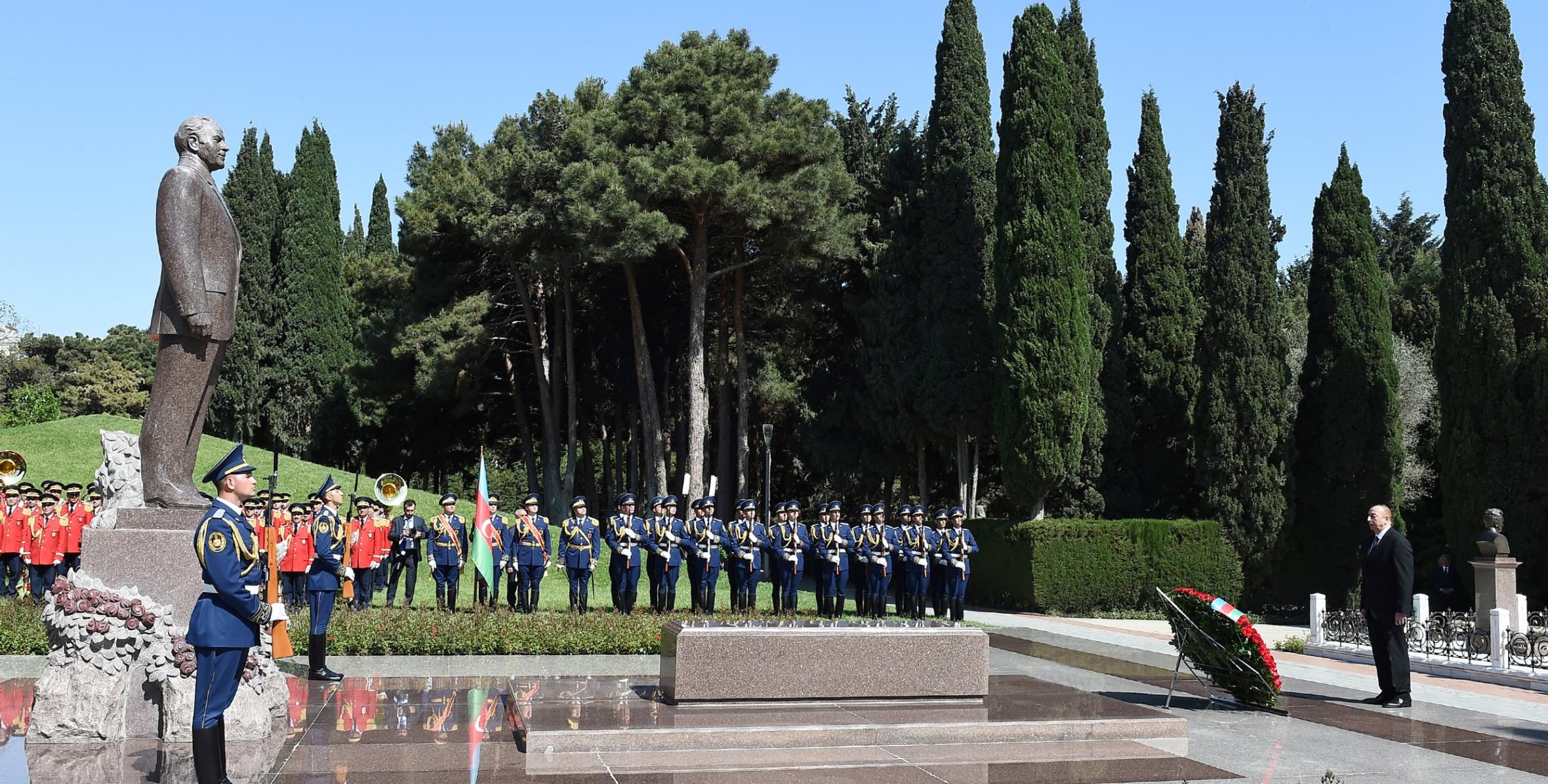 Ильхам Алиев в Аллее почетного захоронения посетил могилу великого лидера Гейдара Алиева