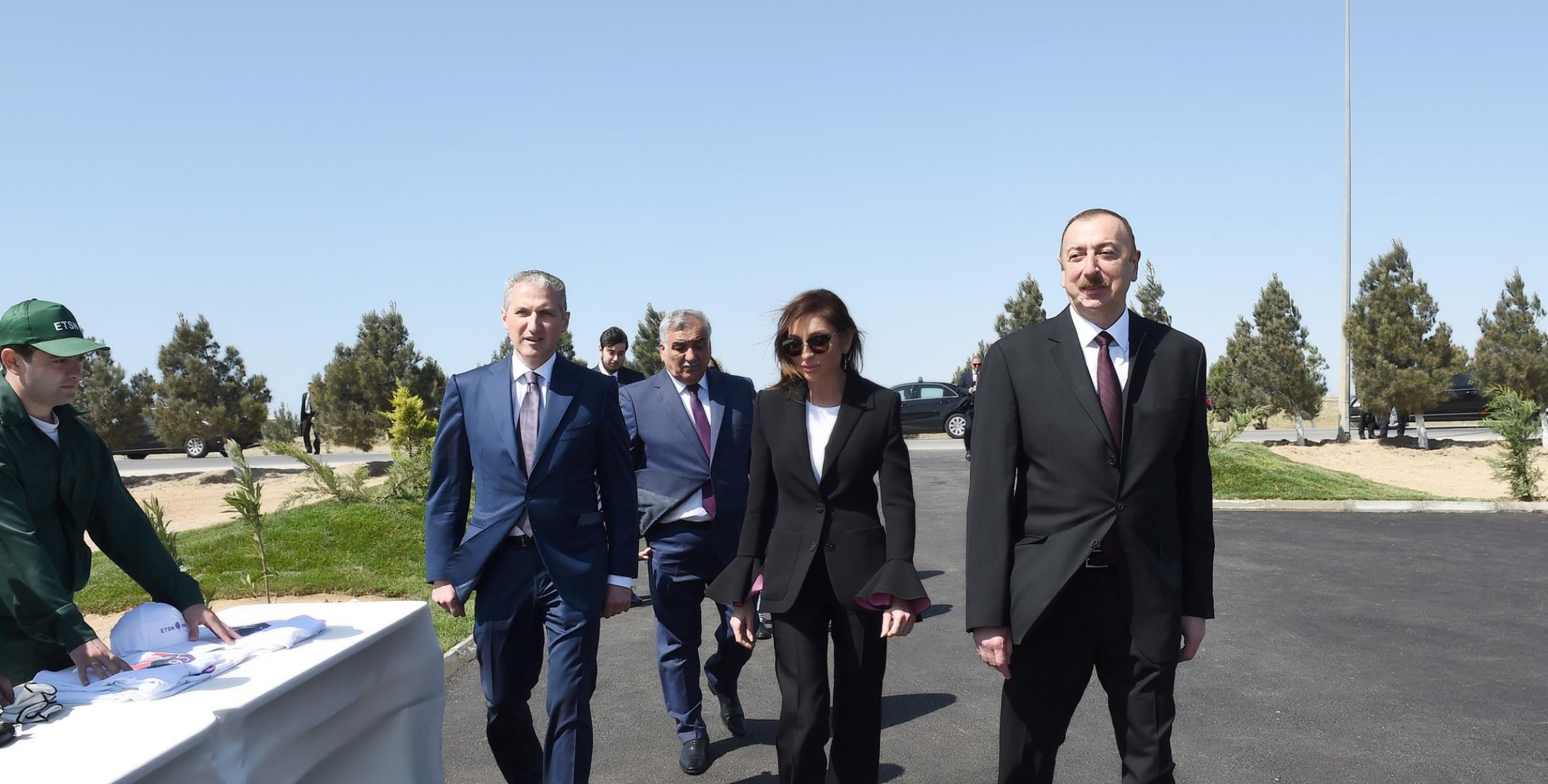Ильхам Алиев принял участие в акции по посадке деревьев, посвященной дню рождения великого лидера Гейдара Алиева