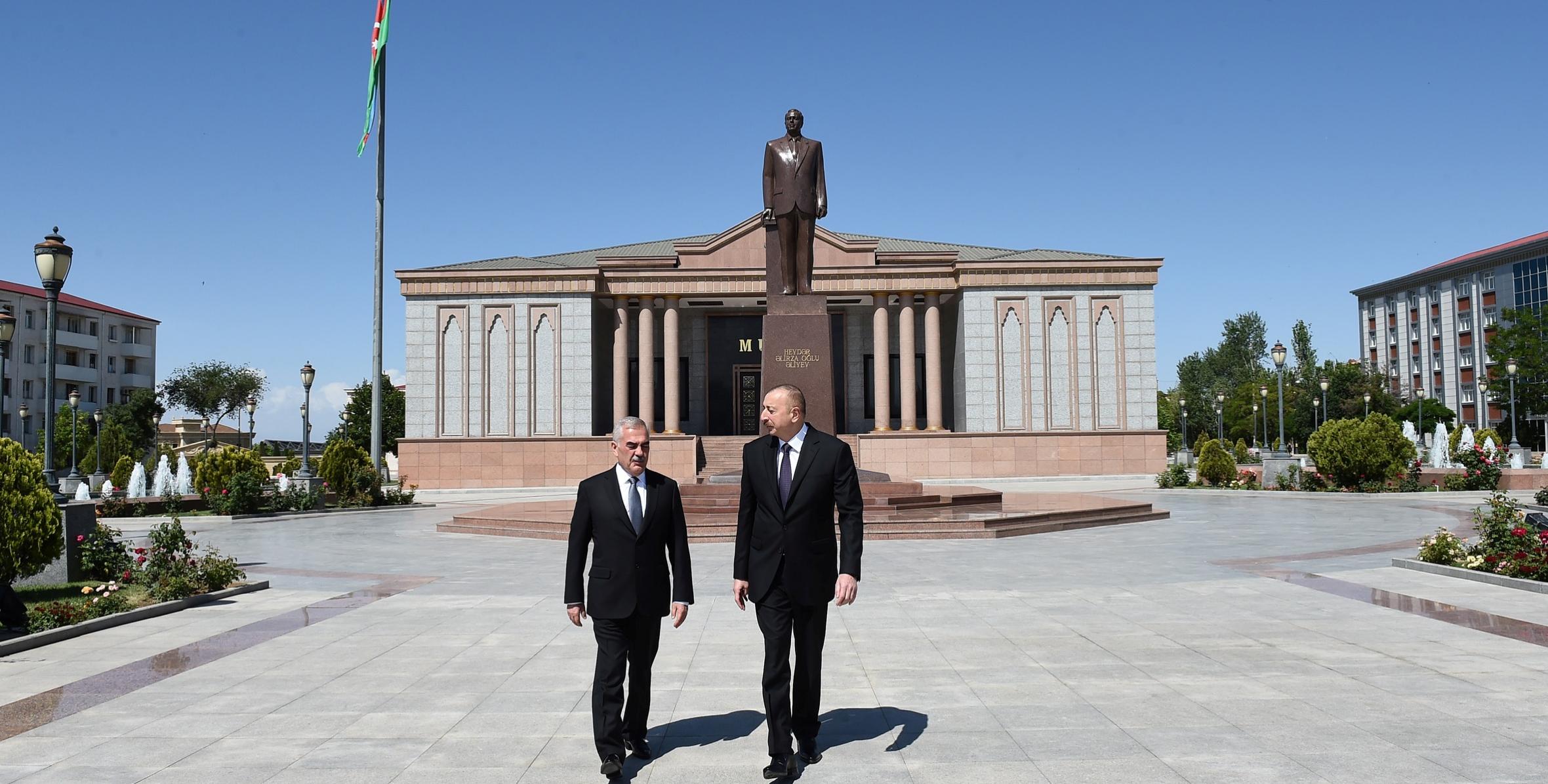 Ильхам Алиев посетил возведенный в центре города Нахчыван памятник общенациональному лидеру нашего народа Гейдару Алиеву