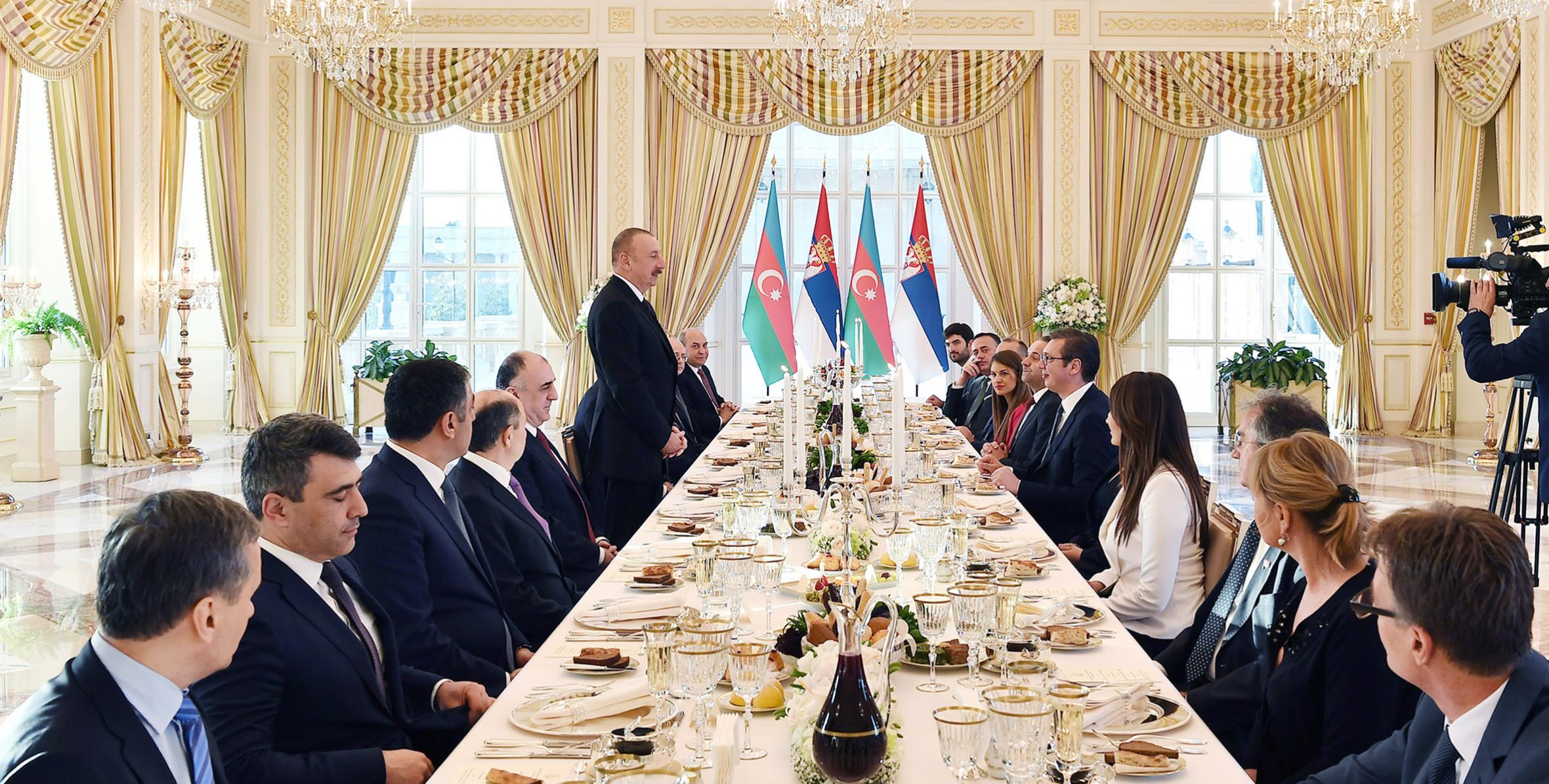 От имени Ильхама Алиева был устроен официальный прием в честь находящегося с официальным визитом в нашей стране Президента Республики Сербия Александра Вучича
