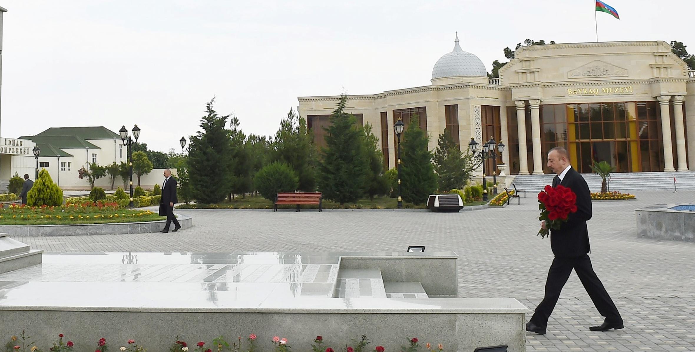 Ильхам Алиев посетил памятник великому лидеру Гейдару Алиеву в городе Геранбой
