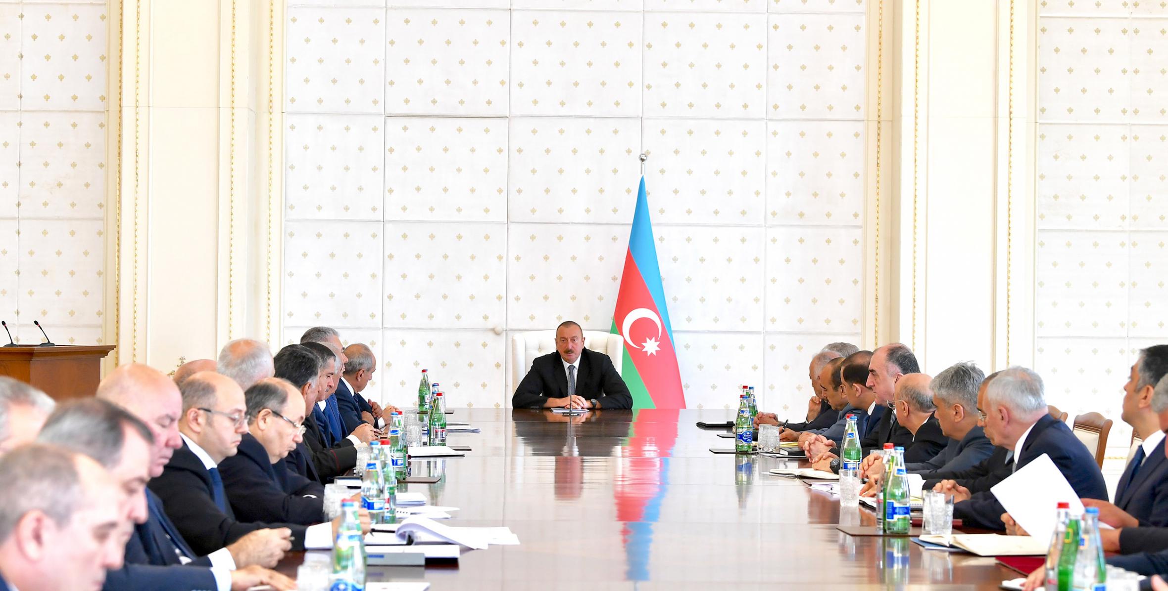 Под председательством Ильхама Алиева состоялось заседание Кабинета Министров, посвященное итогам социально-экономического развития в первой половине 2018 года и предстоящим задачам