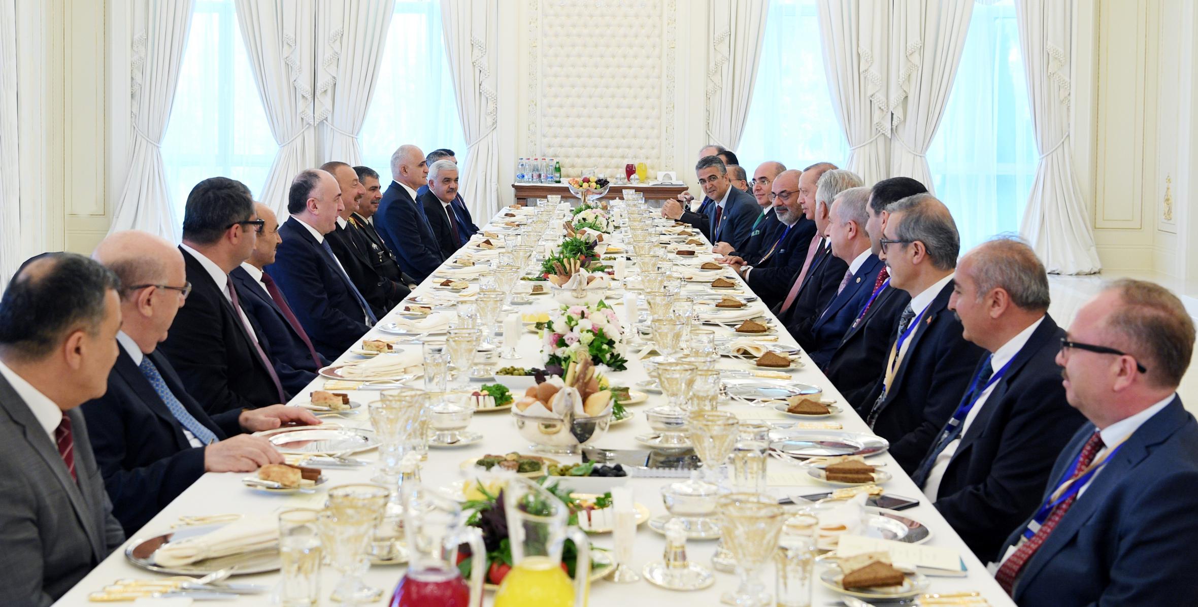 Azerbaijani, Turkish presidents held expanded meeting as part of working dinner
