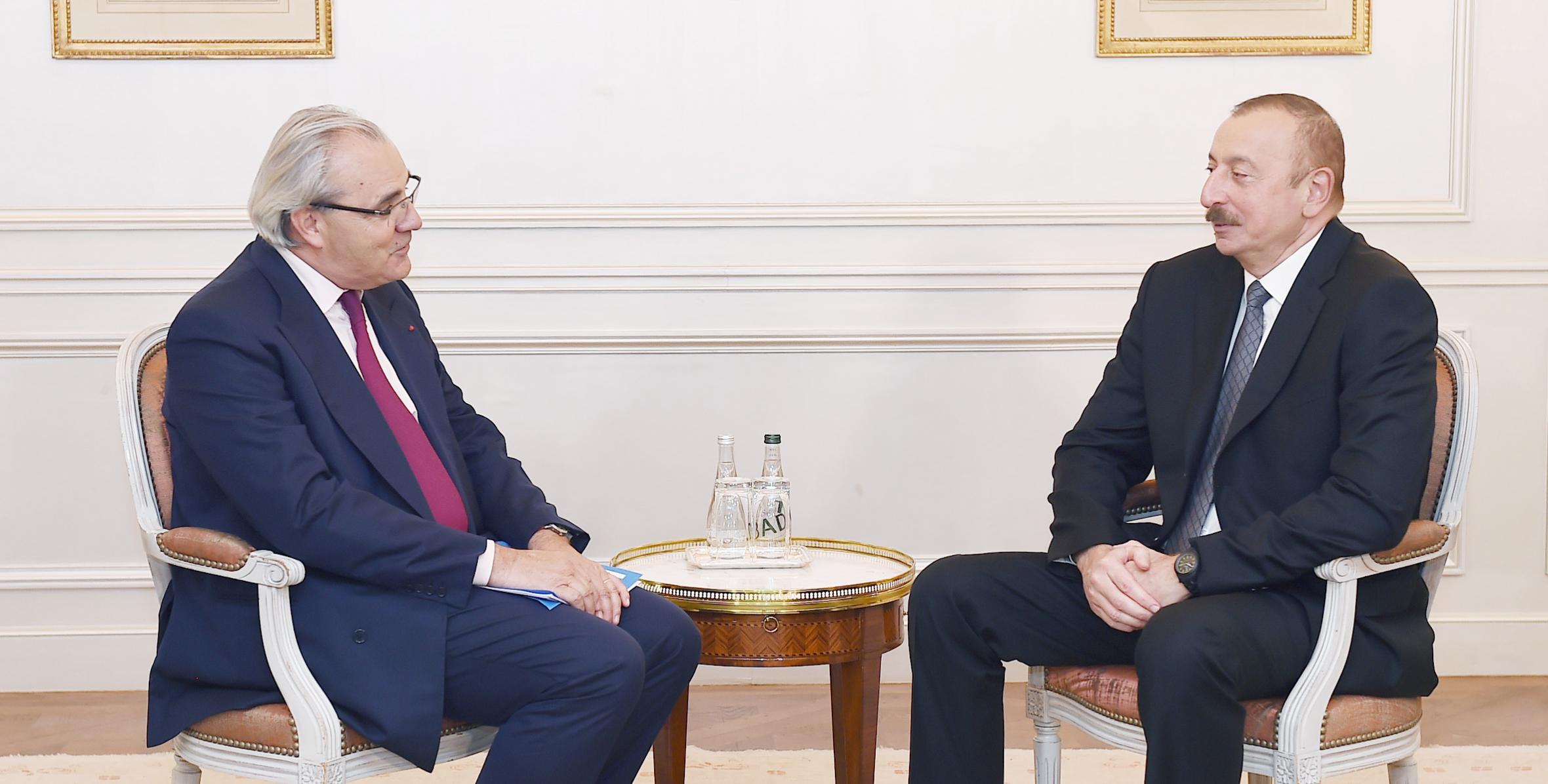 Ильхам Алиев встретился в Париже с генеральным исполнительным директором группы SUEZ Жаном Луи Шасодом
