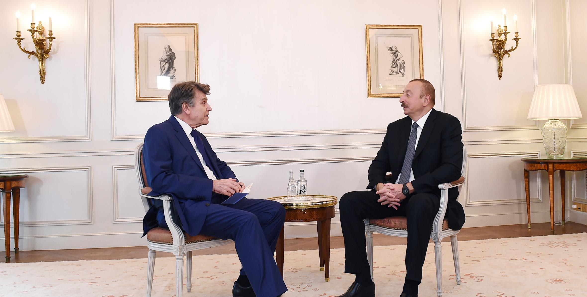 Ильхам Алиев встретился в Париже с исполнительным председателем Французского института международных отношений
