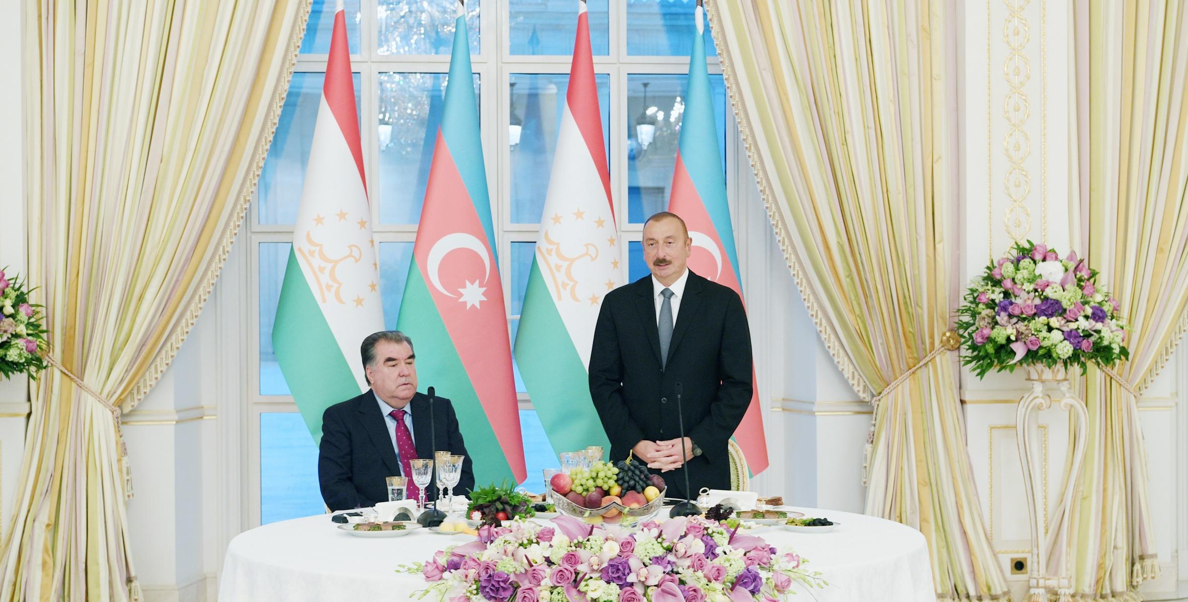 От имени Ильхама Алиева был дан официальный прием в честь Президента Республики Таджикистан Эмомали Рахмона.