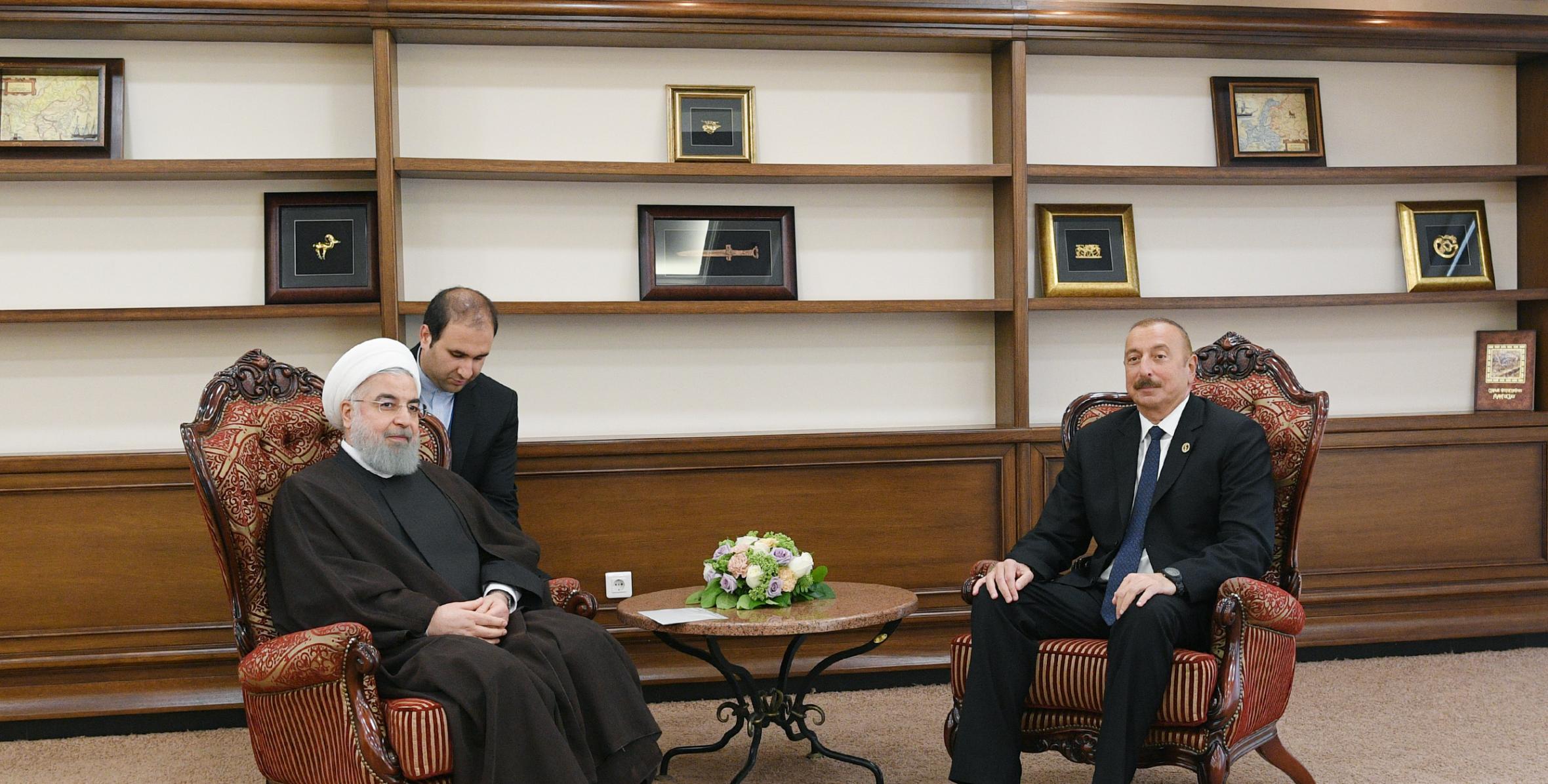 İlham Əliyev Aktauda İran Prezidenti Həsən Ruhani ilə görüşüb