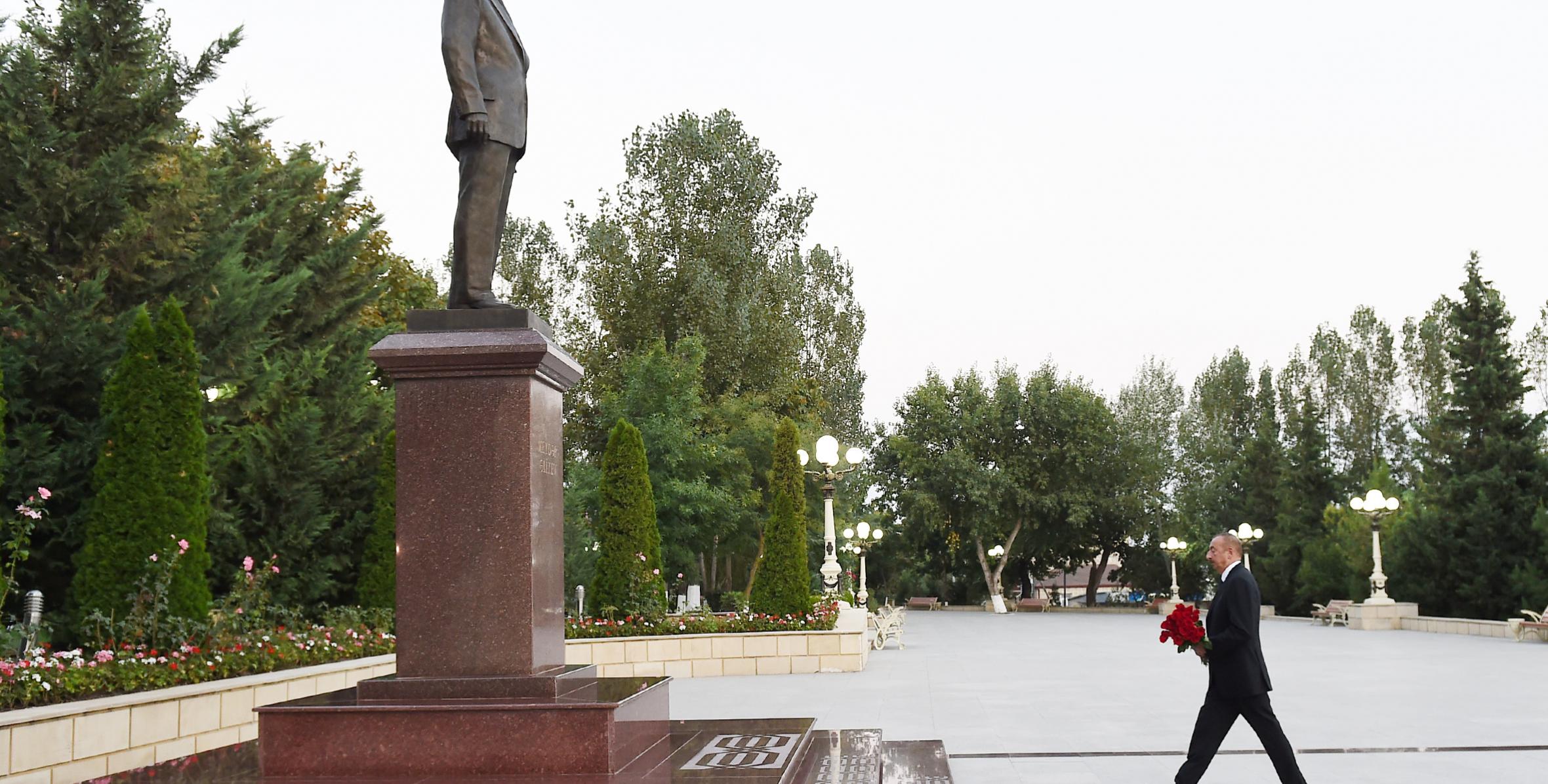 İlham Əliyev ümummilli lider Heydər Əliyevin Şamaxı rayonunda ucaldılan abidəsini ziyarət edib