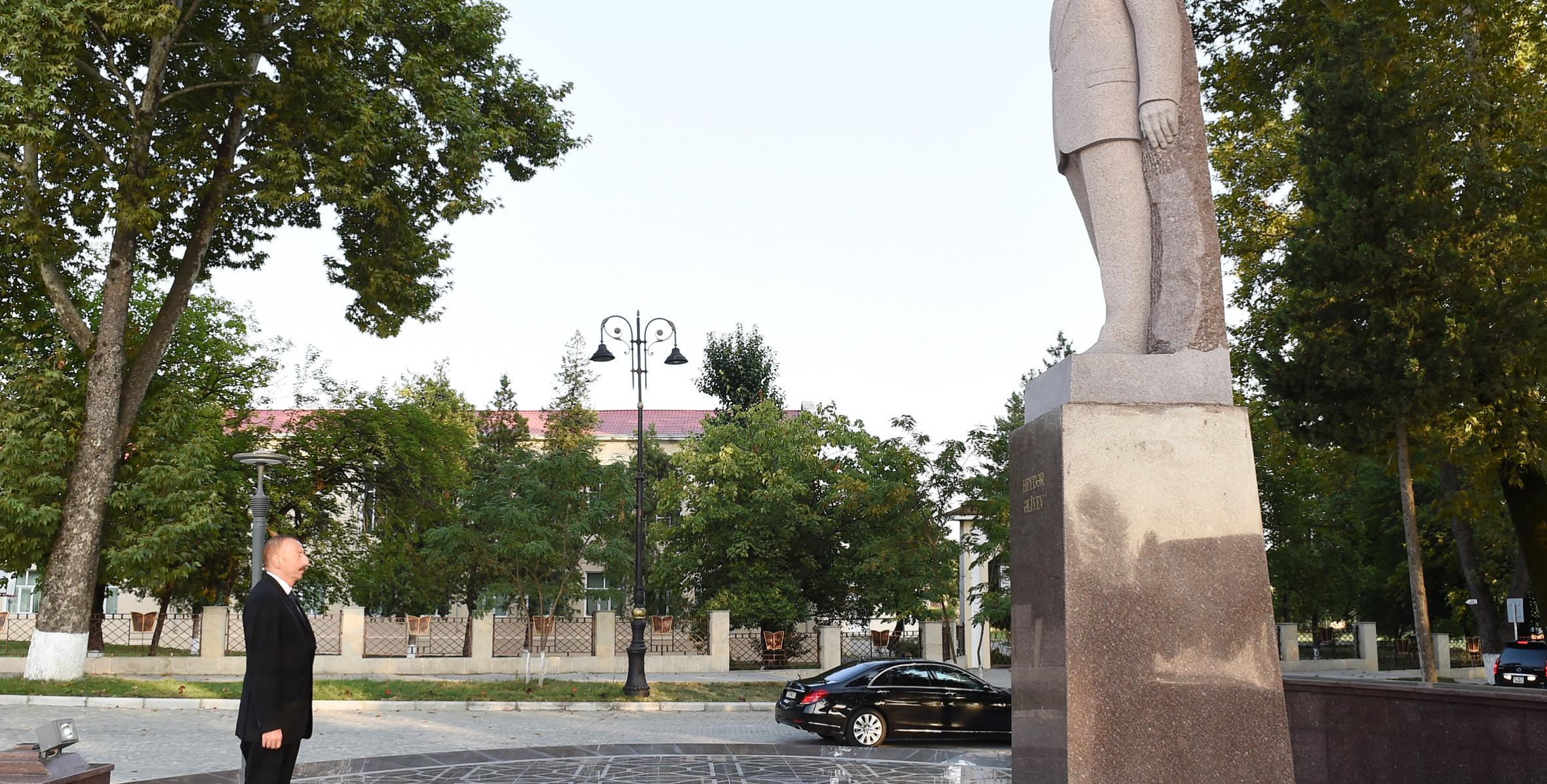 Ильхам Алиев посетил памятник общенациональному лидеру Гейдару Алиеву в Исмаиллинском районе