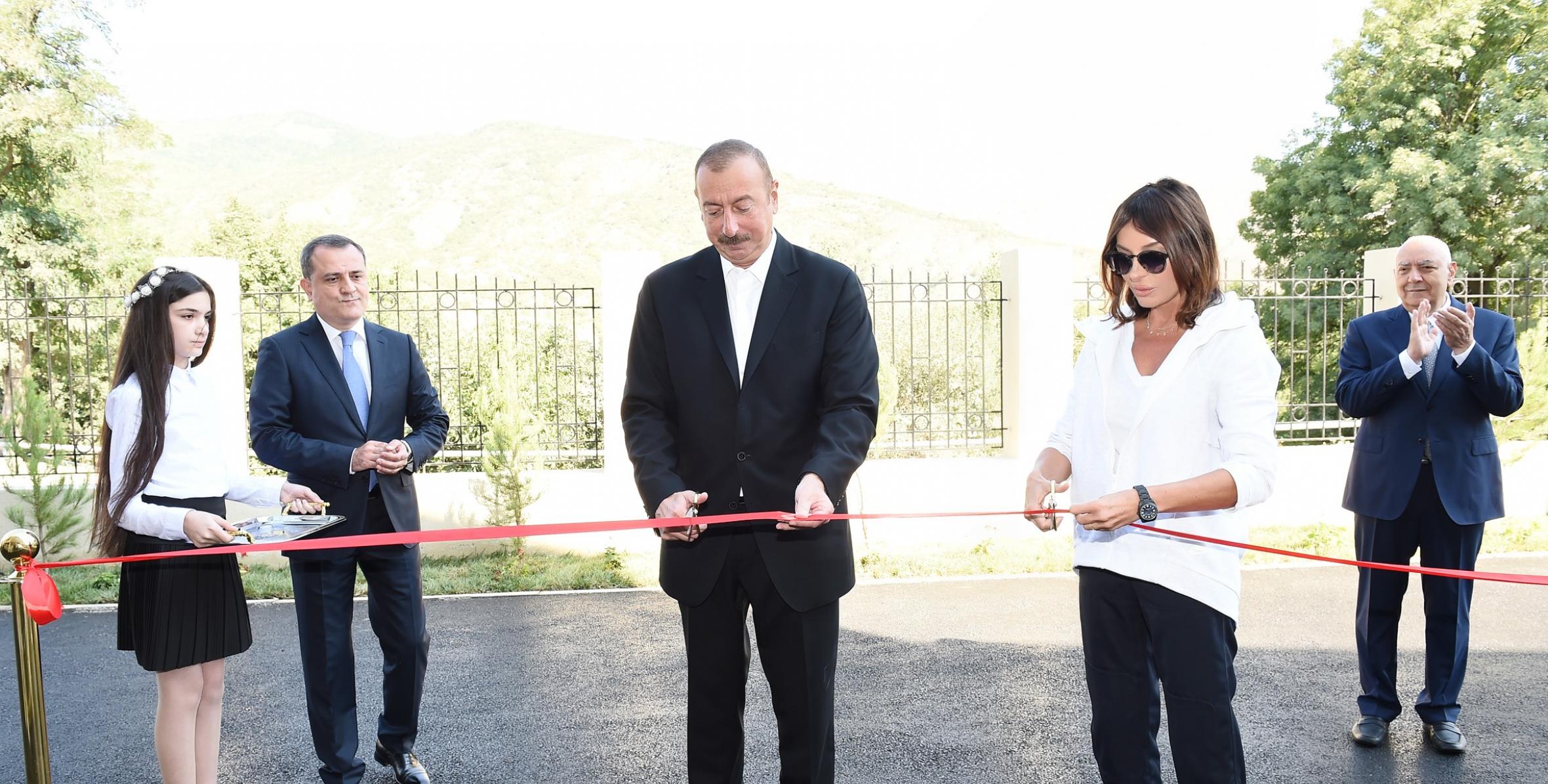 Ильхам Алиев принял участие в открытии нового здания полной средней школы, построенного в поселке Лагич Исмаиллинского района