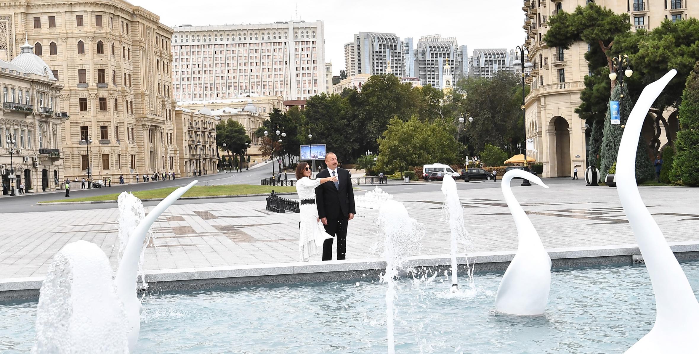 Ильхам Алиев принял участие в открытии восстановленного фонтанного комплекса «Лебеди» на Бакинском бульваре