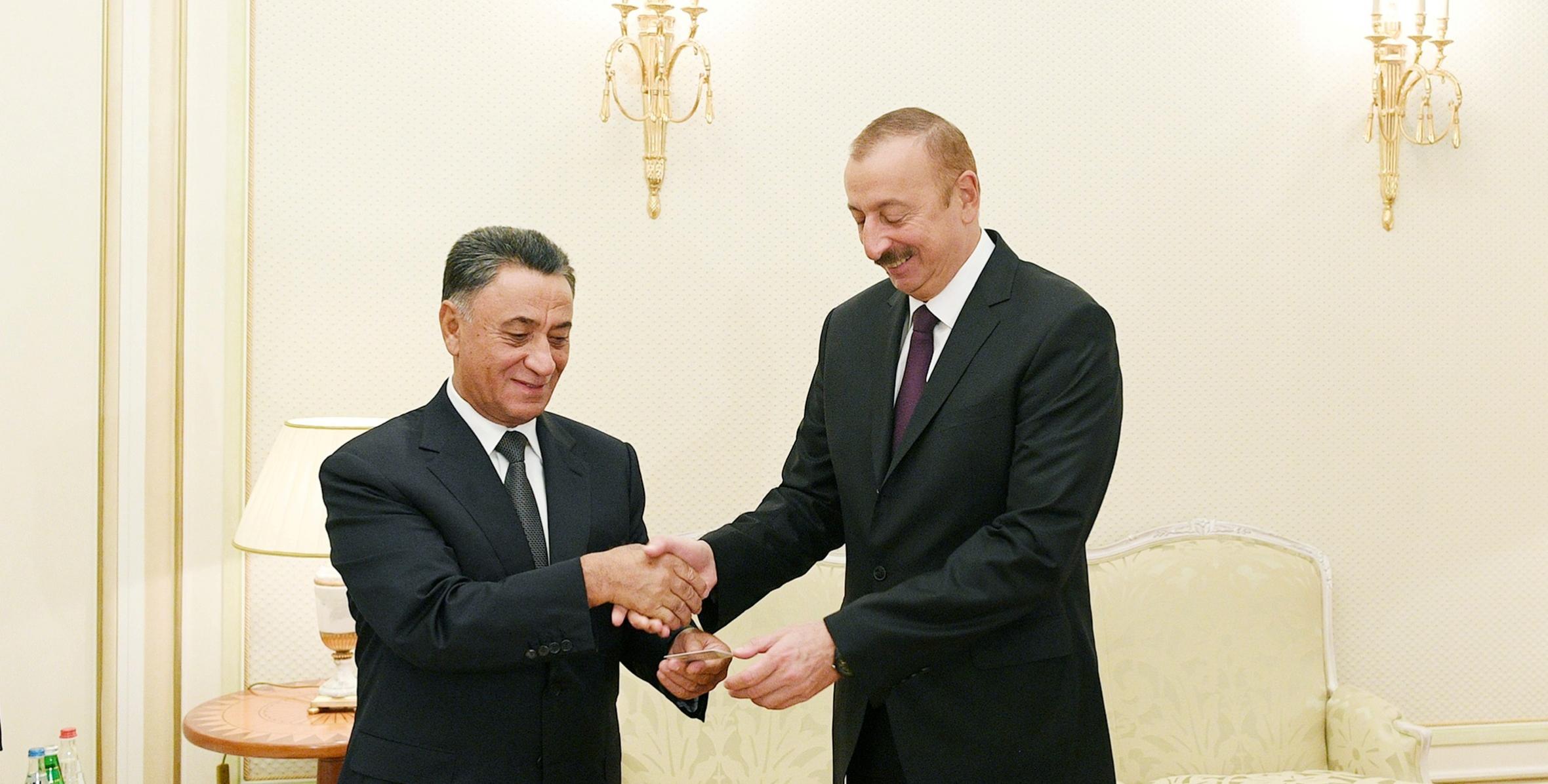 Ильхаму Алиеву вручено удостоверение личности номер один нового поколения с биометрическими показателями