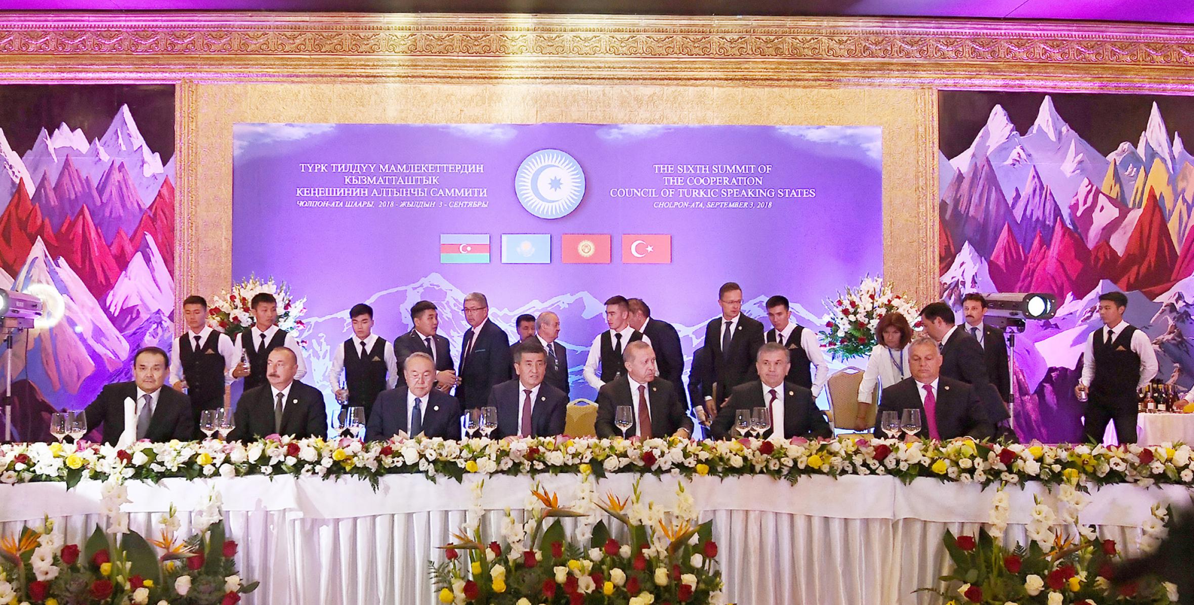 От имени Президента Кыргызской Республики Сооронбая Жээнбекова был дан официальный прием в честь глав государств-членов Совета сотрудничества тюркских государств
