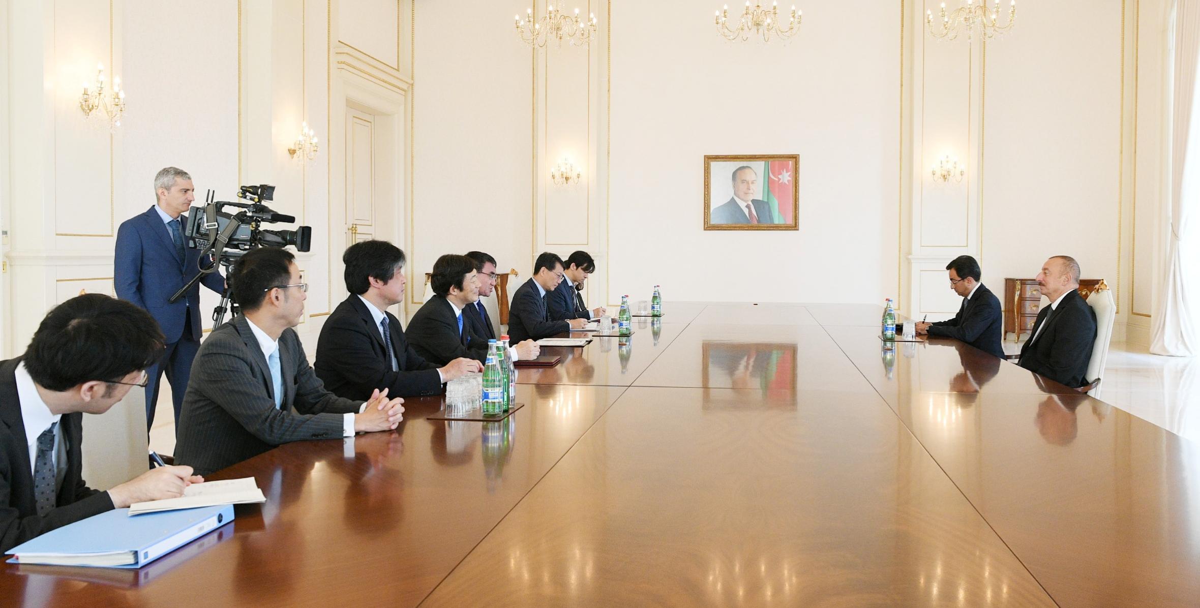 Ильхам Алиев принял делегацию во главе с министром иностранных дел Японии Таро Коно