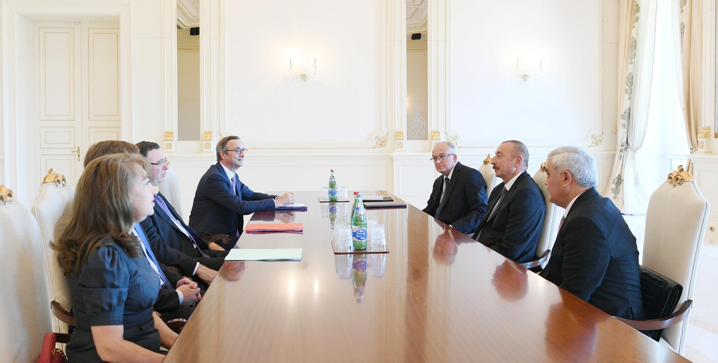 Ильхам Алиев принял делегацию во главе с главным исполнительным директором компании TOTAL