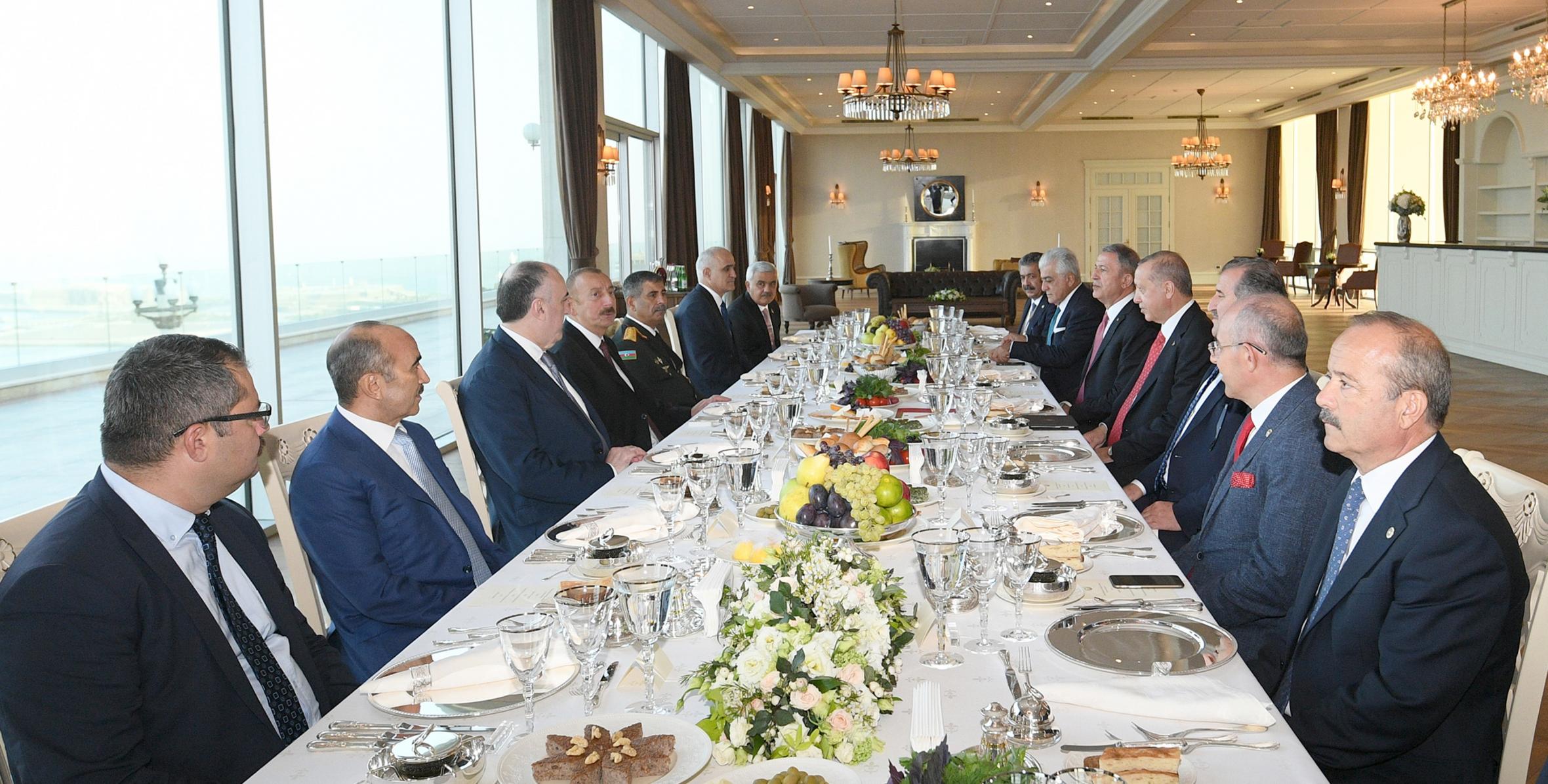 Состоялся совместный рабочий обед президентов Aзербайджана и Турции