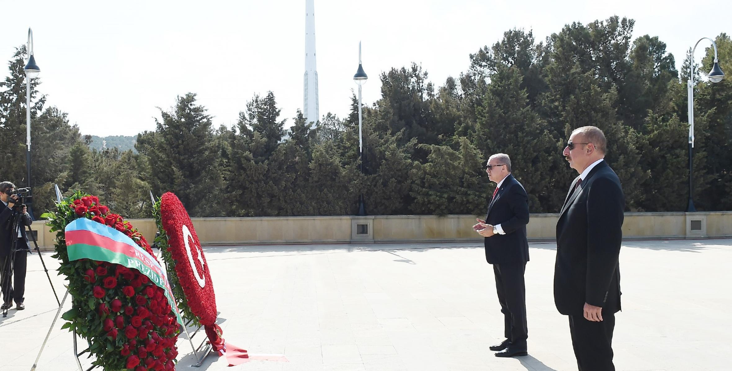 Ilham Aliyev and Recep Tayyip Erdogan have visited the Alley of Martyrs in Baku