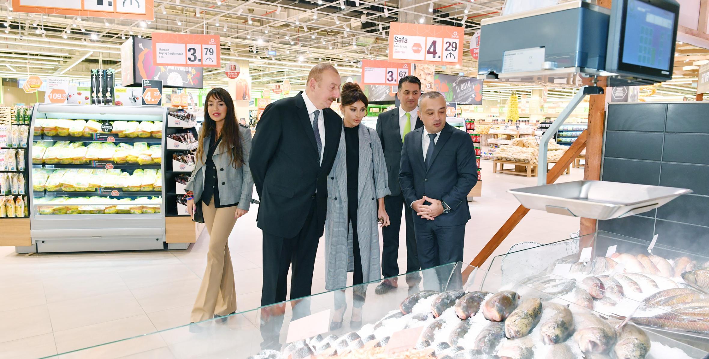 Ильхам Алиев принял участие в открытии нового гипермаркета сети маркетов Bravo