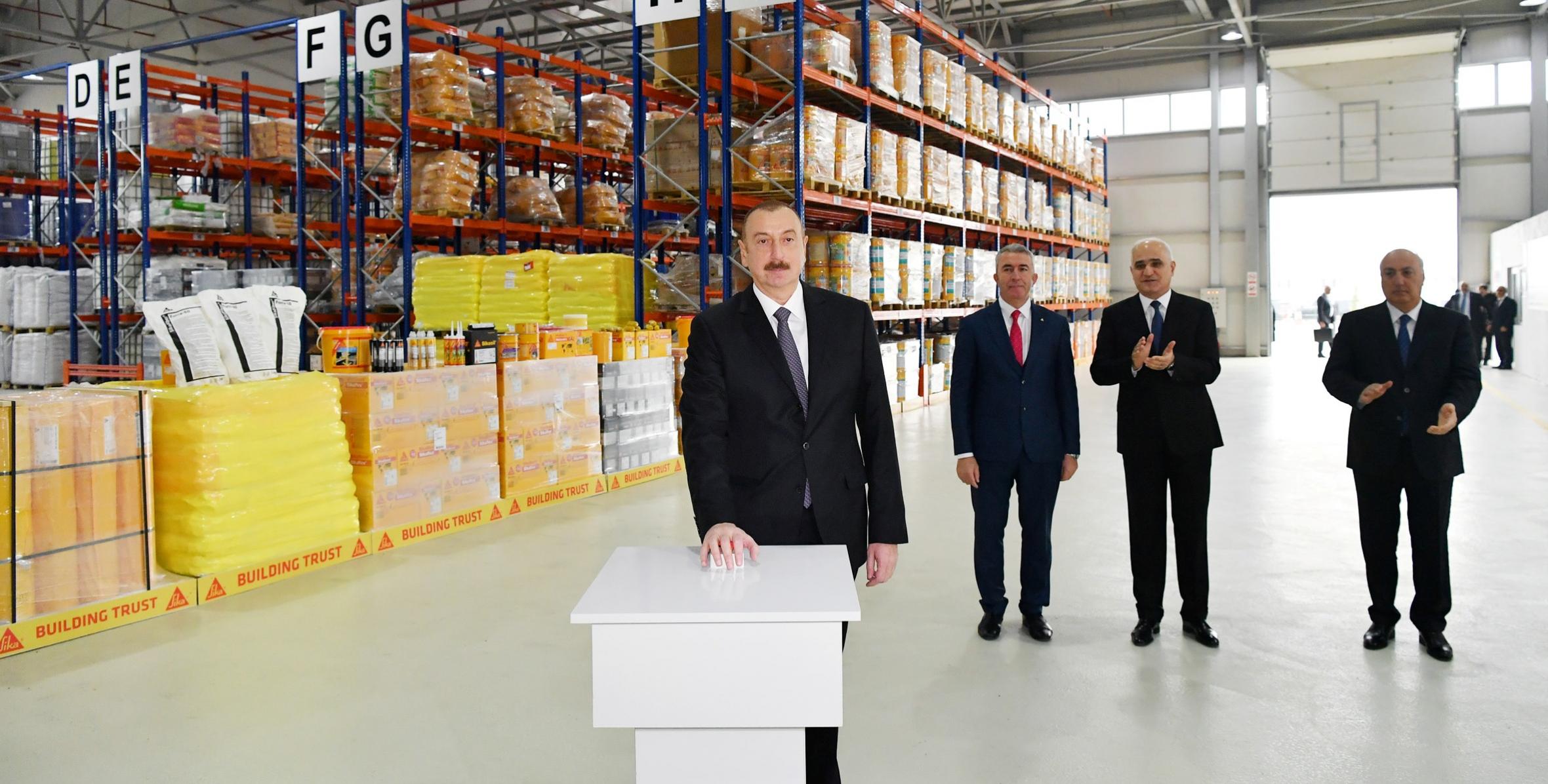 İlham Əliyev Sumqayıt Kimya Sənaye Parkında inşaat kimyəviləri zavodunun açılışında iştirak edib