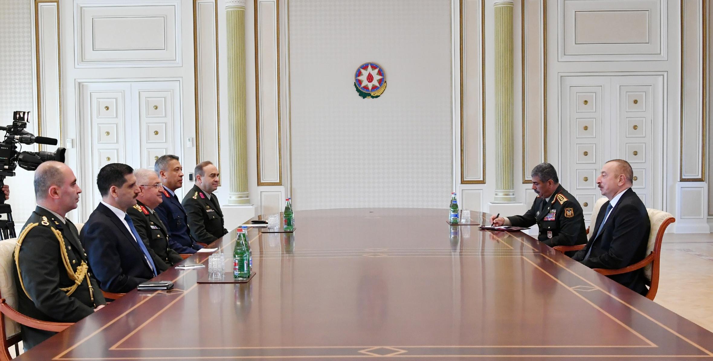Ильхам Алиев принял делегацию под руководством начальника Генерального штаба Вооруженных сил Турции