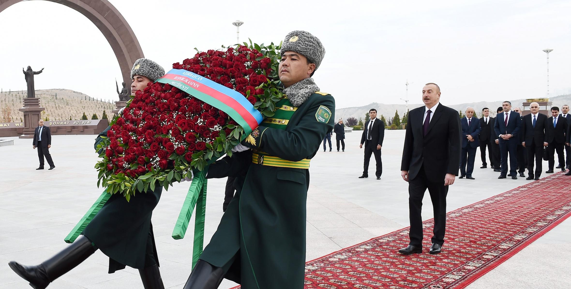 İlham Əliyev Aşqabadda “Xalq xatirəsi” memorial kompleksini ziyarət edib