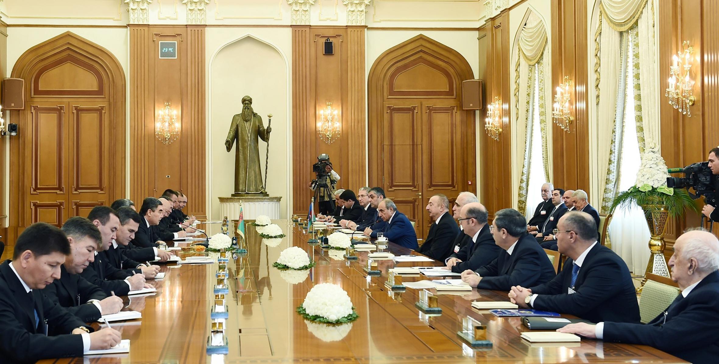 Состоялась встреча Ильхама Алиева и Президента Гурбангулы Бердымухамедова в расширенном составе