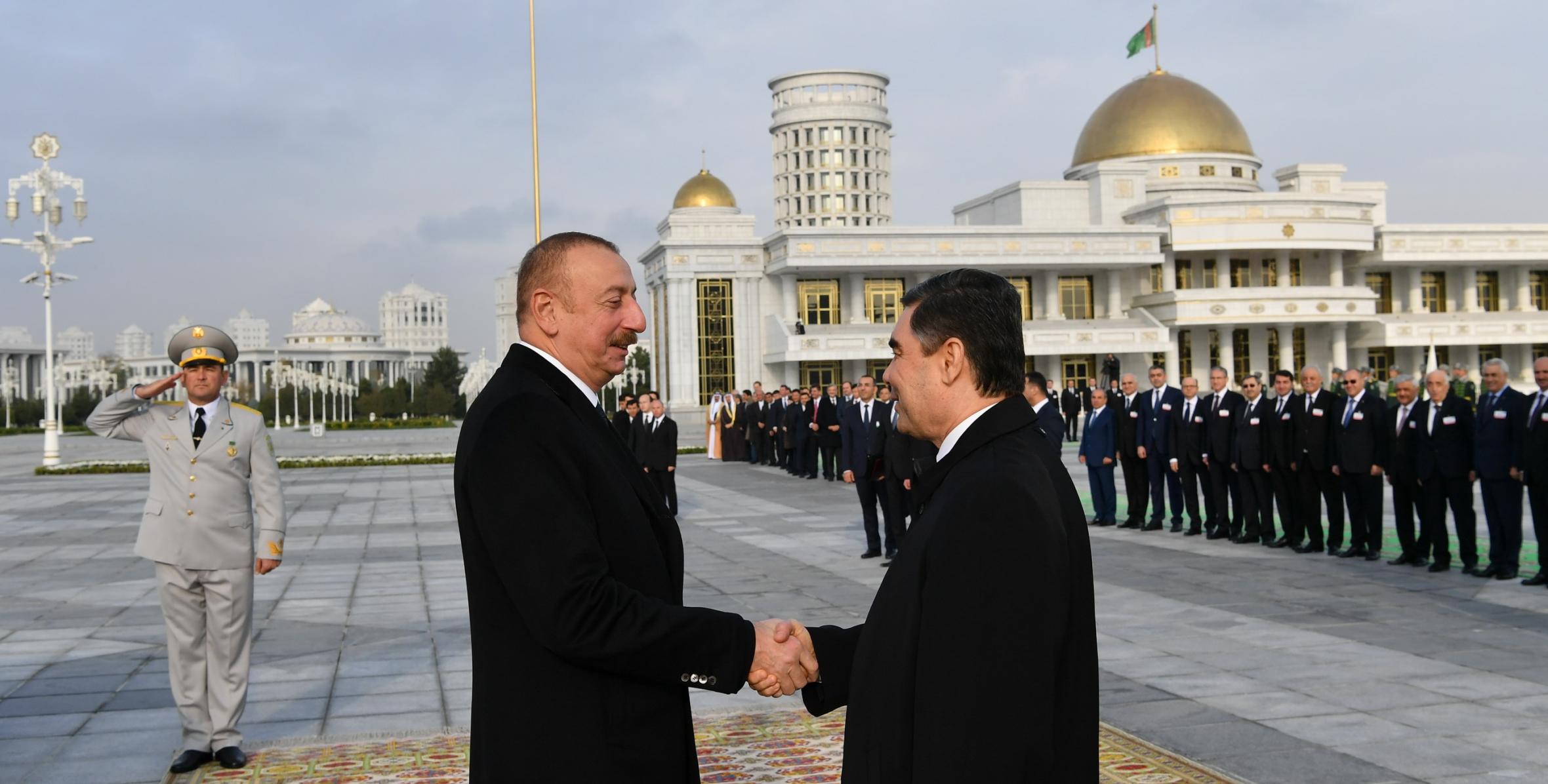 В Ашгабаде состоялась церемония официальной встречи Ильхама Алиева