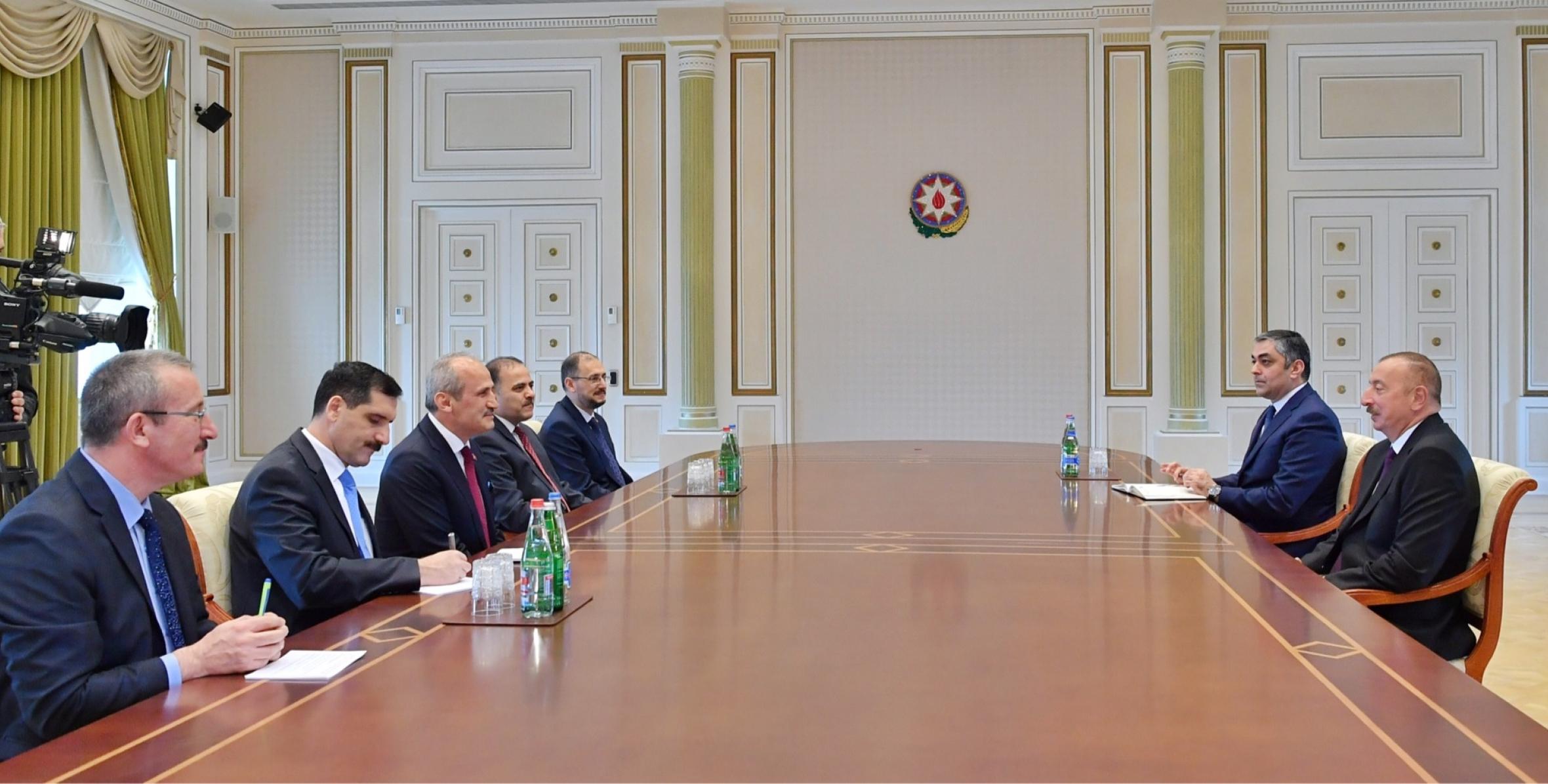 Ильхам Алиев принял делегацию во главе с министром транспорта и инфраструктуры Турции