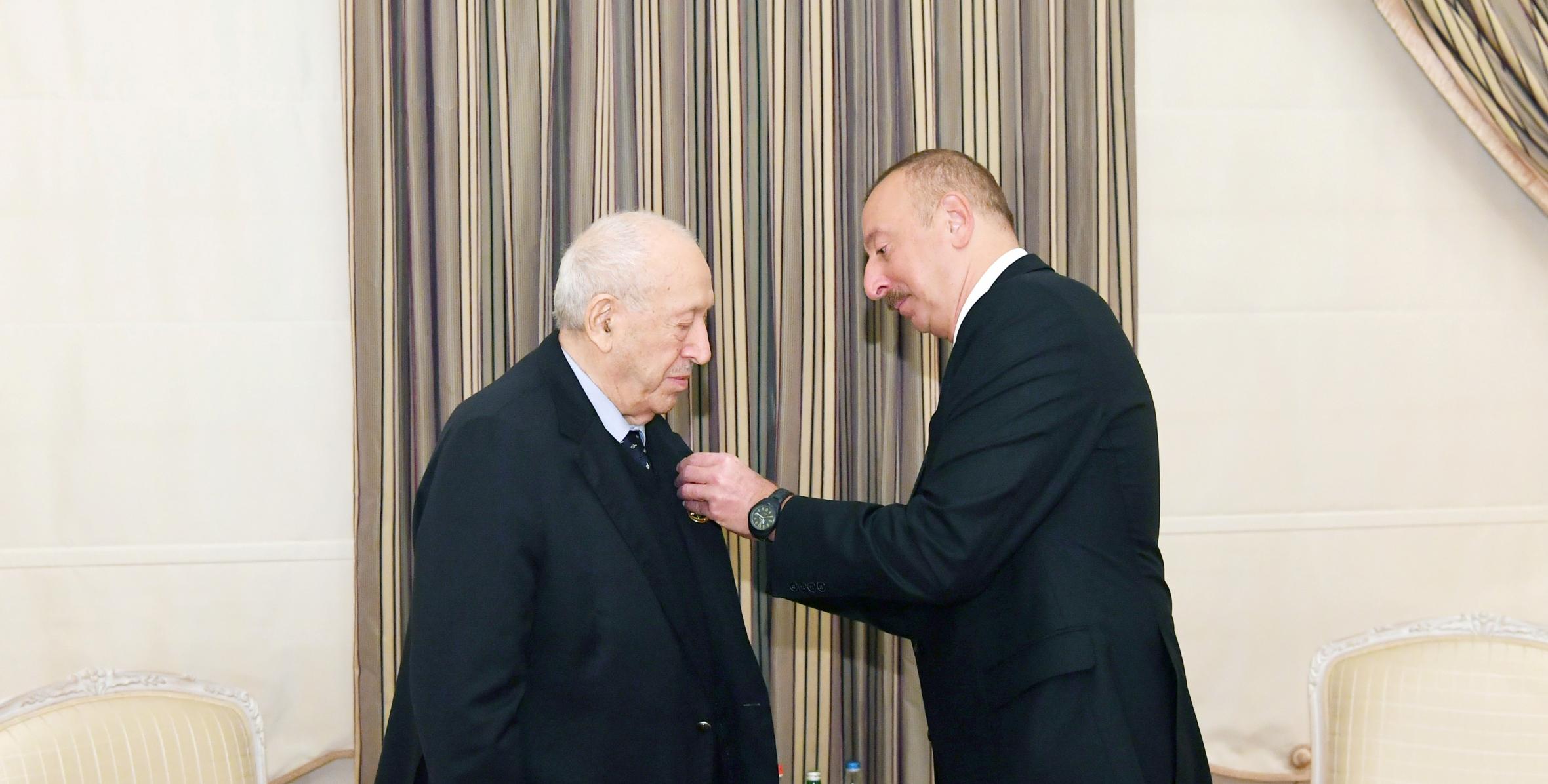 Ильхам Алиев вручил народному художнику Таиру Салахову орден «Эмек» 1-й степени