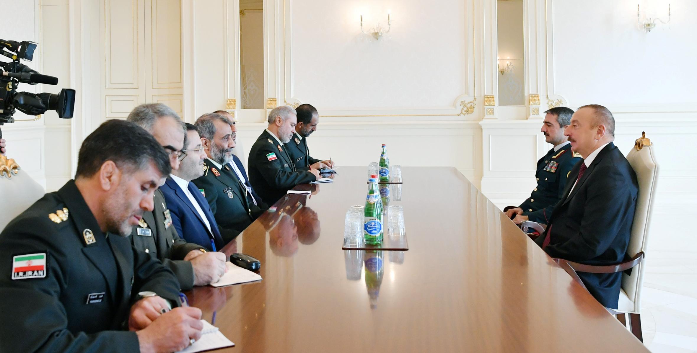 Ильхам Алиев принял делегацию под руководством командующего Пограничными войсками Ирана