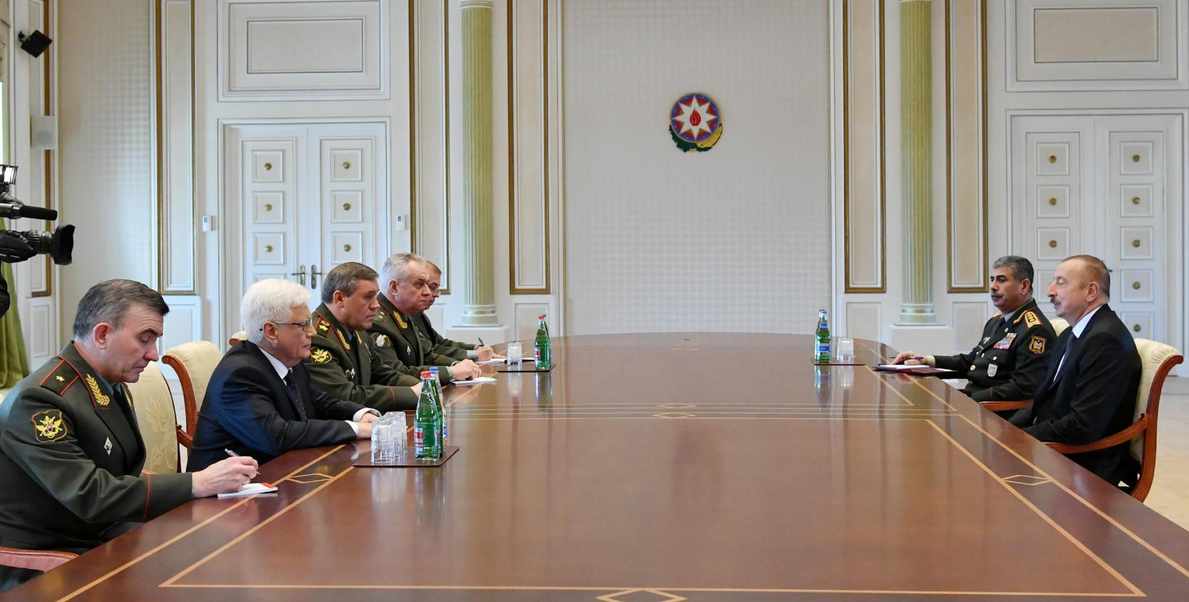 Ильхам Алиев принял делегацию под руководством начальника Генерального штаба Вооруженных сил России