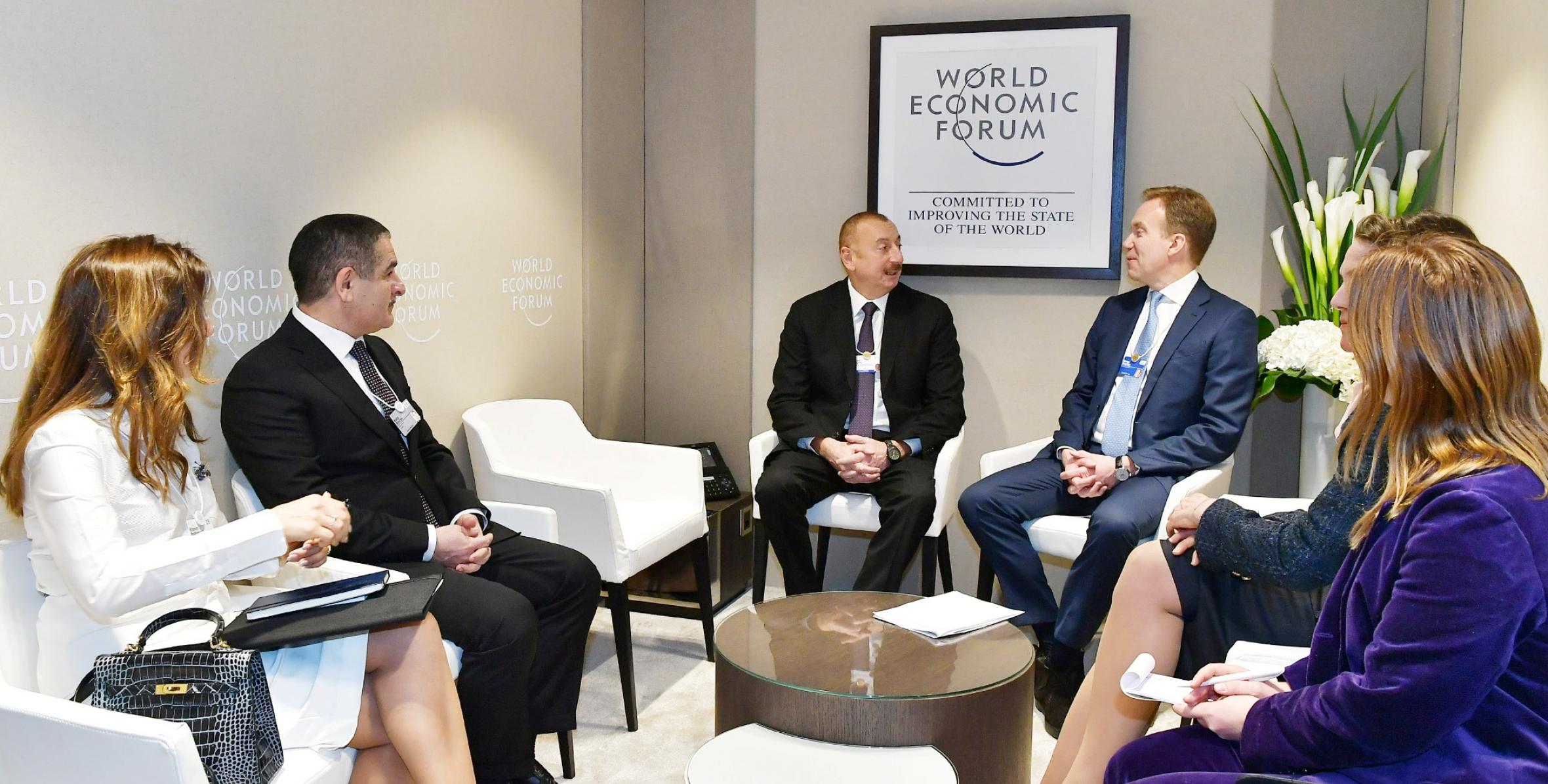 İlham Əliyev Davosda Dünya İqtisadi Forumunun prezidenti ilə görüşüb