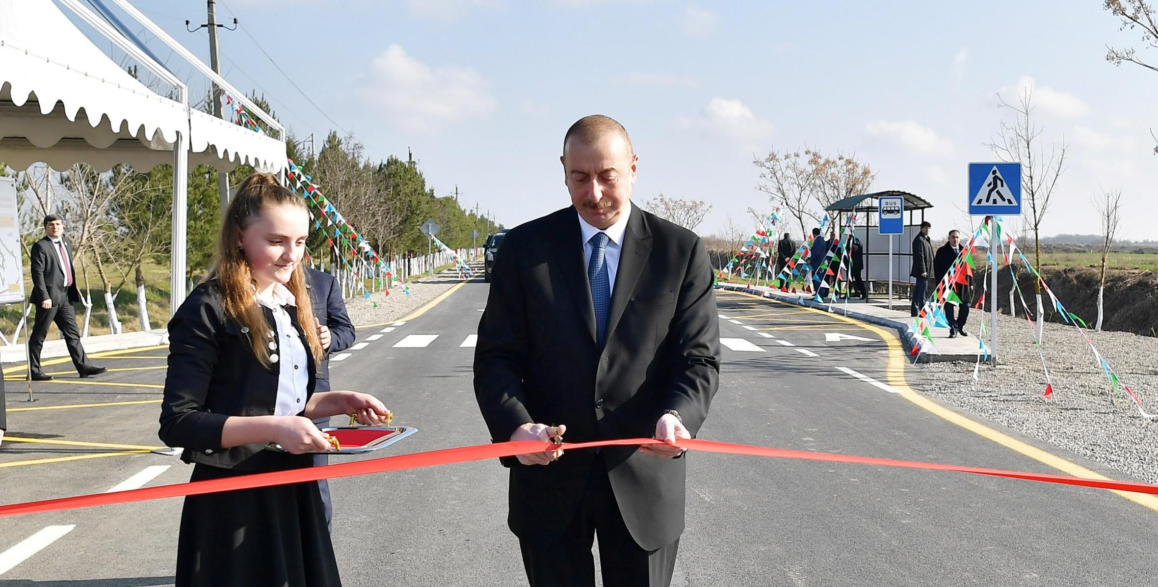 Ильхам Алиев принял участие в открытии автомобильной дороги Мингячевир-станция Мингячевир-Бахрамтепе-Бейляган