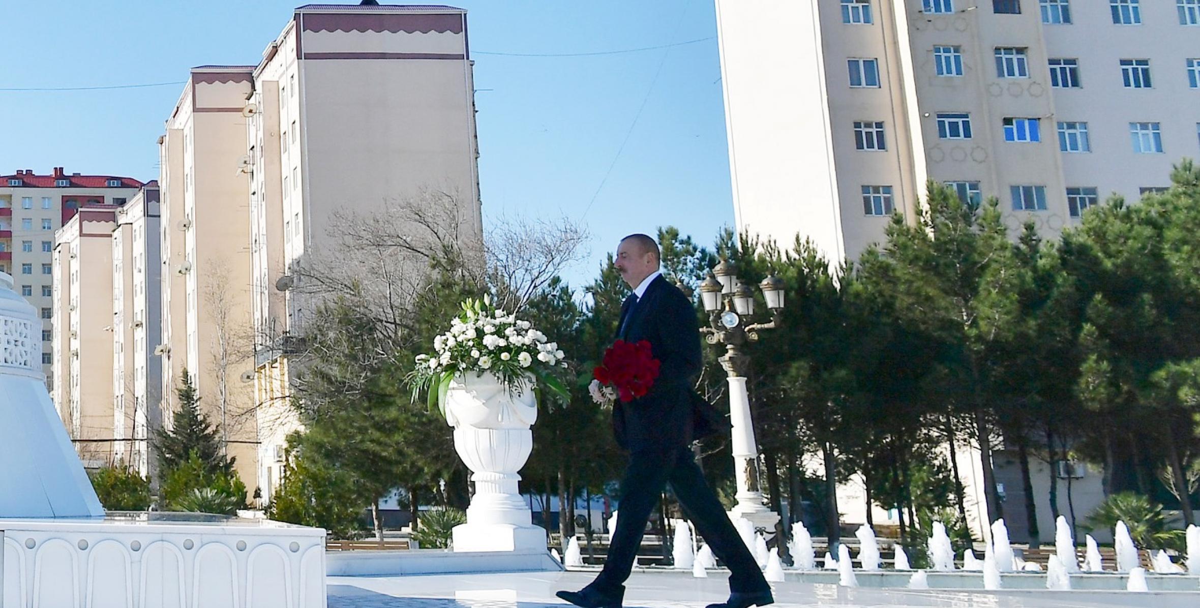 Ilham Aliyev visited statue of national leader Heydar Aliyev in Sumgayit