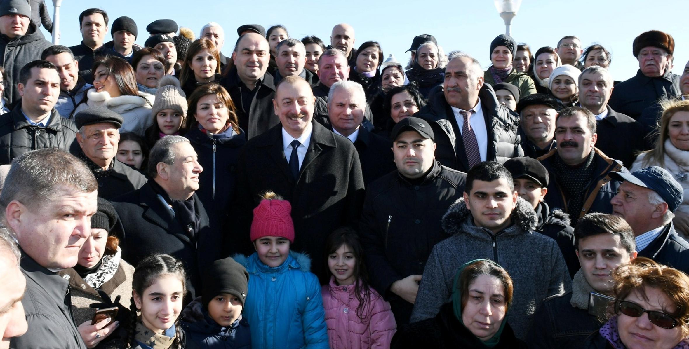 Ilham Aliyev met with city residents at seaside boulevard in Sumgayit
