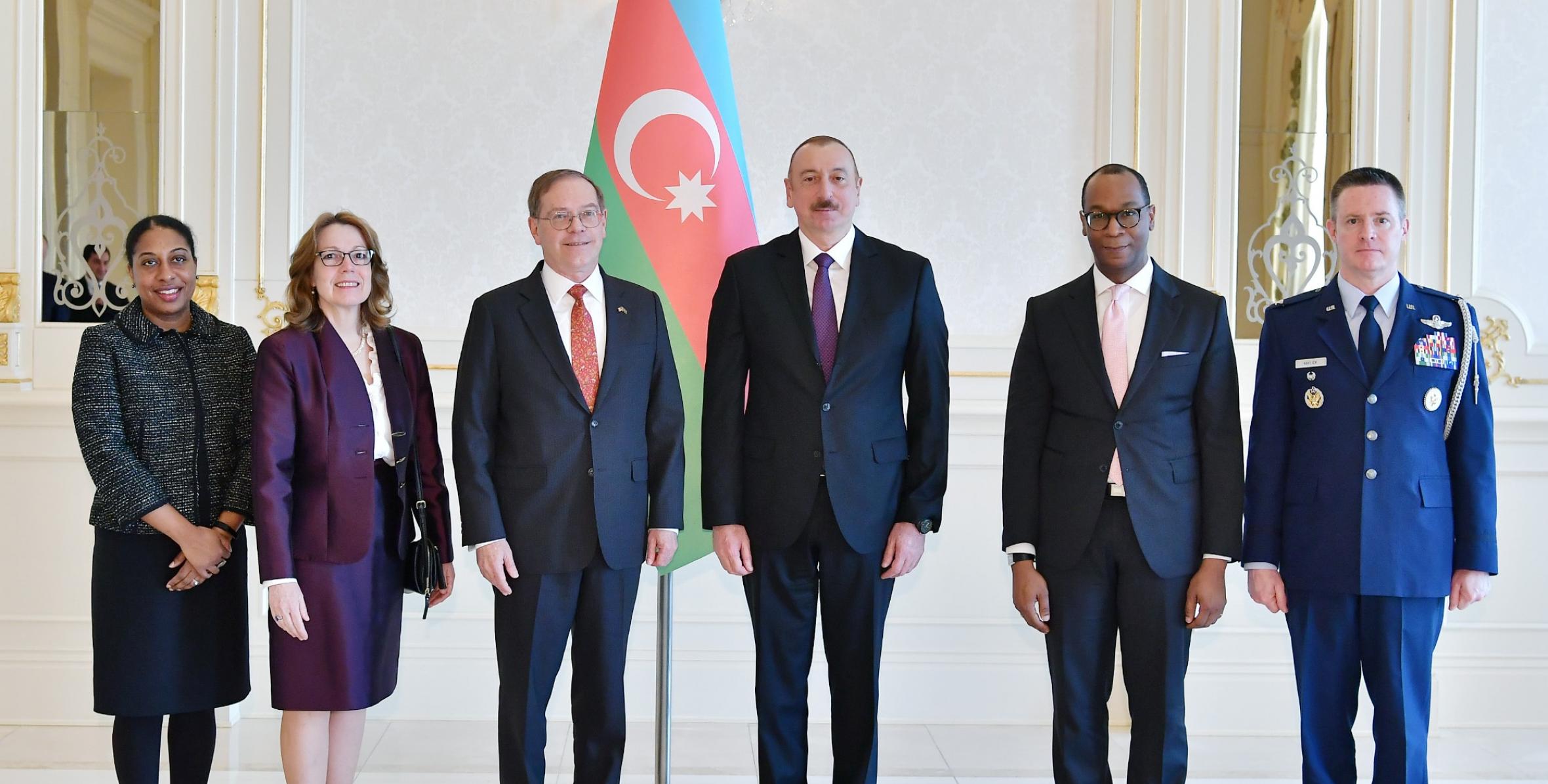 Ильхам Алиев принял верительные грамоты новоназначенного посла США в Азербайджане