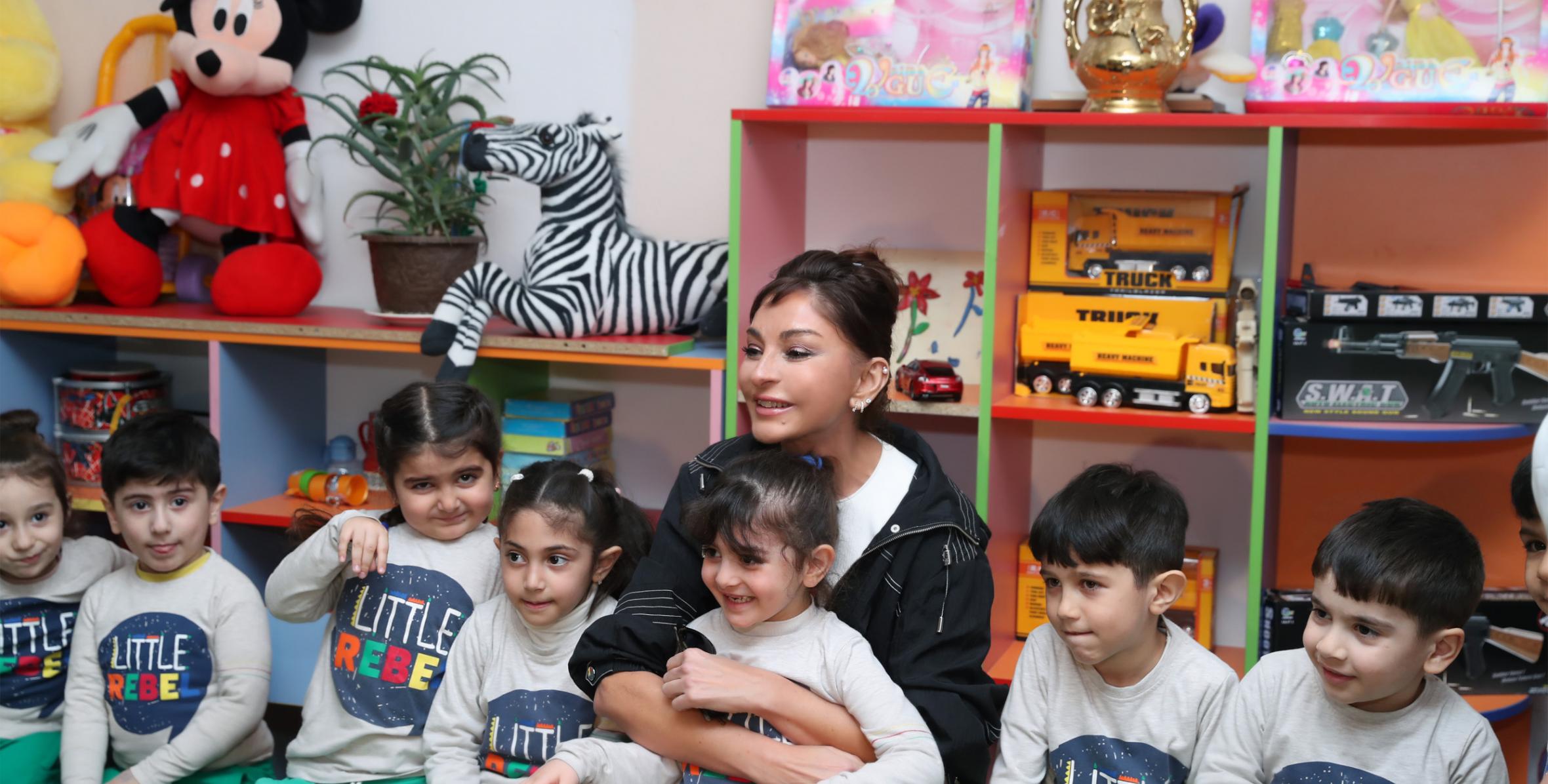 Первый вице-президент Мехрибан Алиева ознакомилась с условиями в детском саду номер 229 в Бузовне, гимназии в Мярдакяне и школе номер 32 Лачинского района