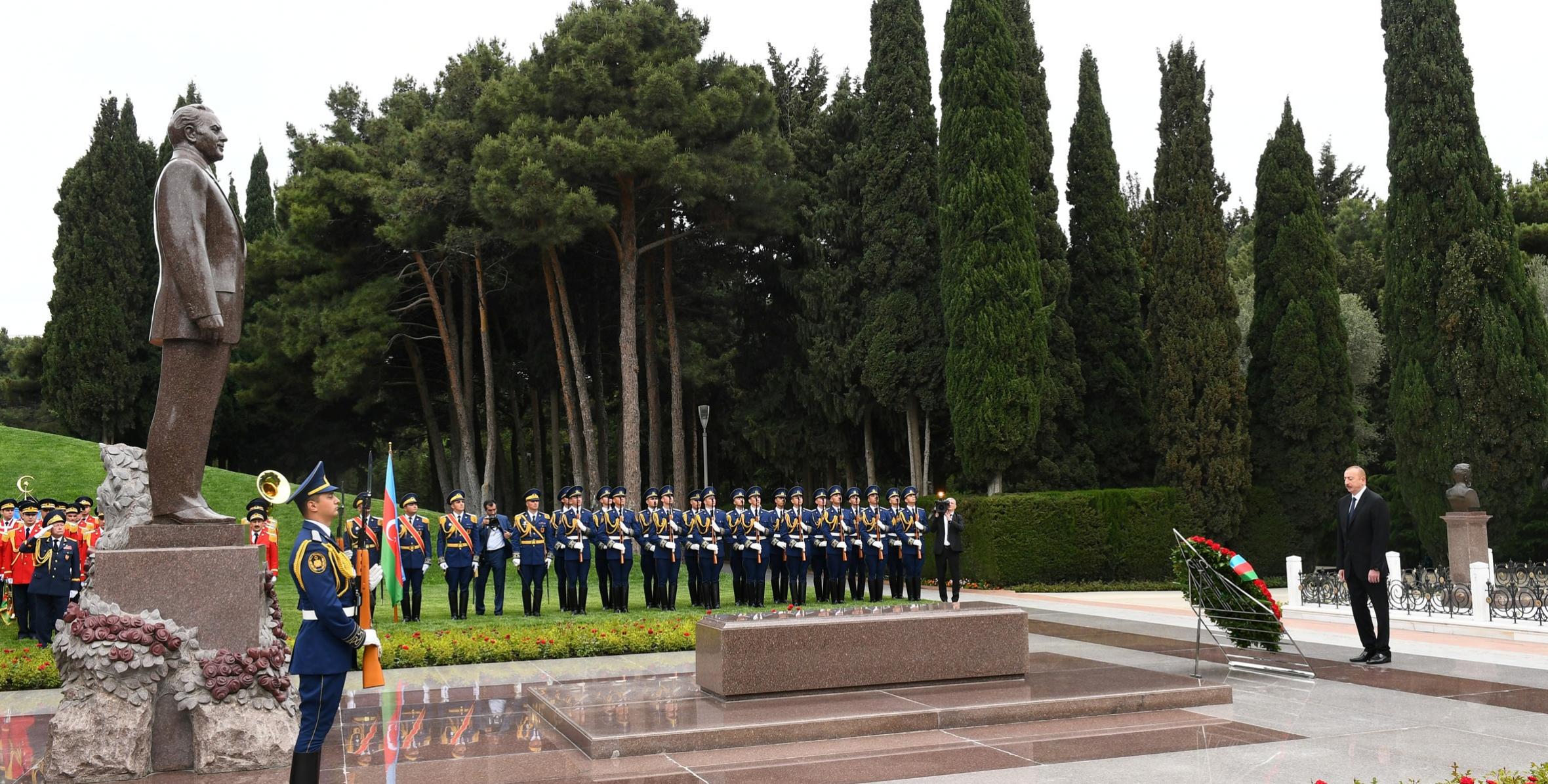 Ilham Aliyev visited grave of national leader Heydar Aliyev
