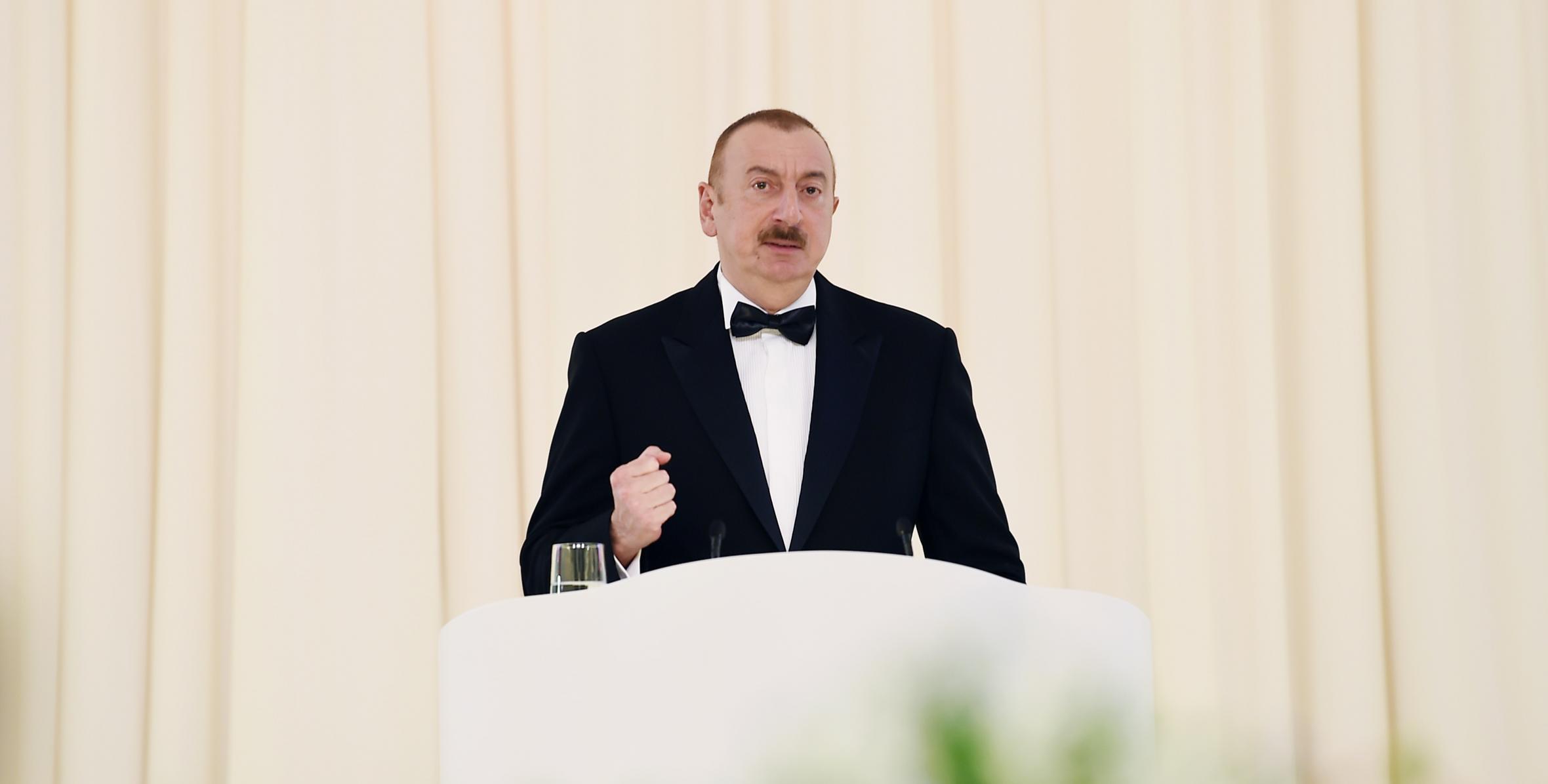 Ильхам Алиев принял участие в торжественной церемонии, посвященной 96-летию Гейдара Алиева и 15-летию Фонда Гейдара Алиева