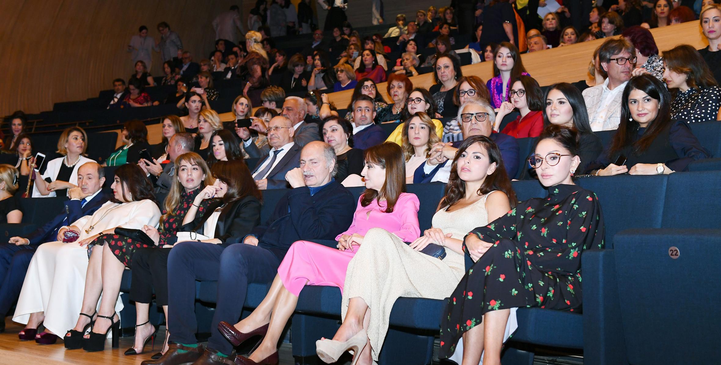 Первый вице-президент Мехрибан Алиева присутствовала на концертной программе «С любовью к Азербайджану» в Центре Гейдара Алиева
