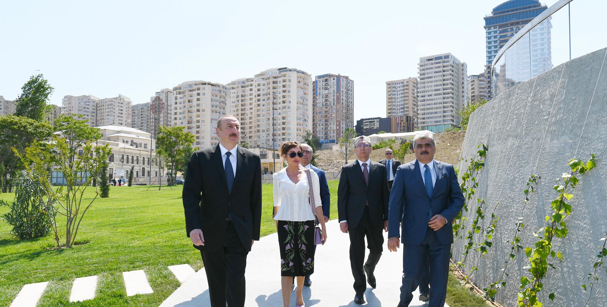 Ильхам Алиев принял участие в открытии нового сквера перед мечетью Тезе-пир и Центрального парка, разбитого вдоль улицы Физули