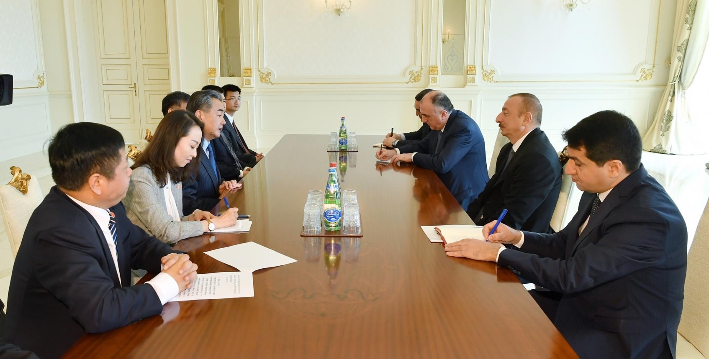 Ильхам Алиев принял делегацию во главе с министром иностранных дел Китая