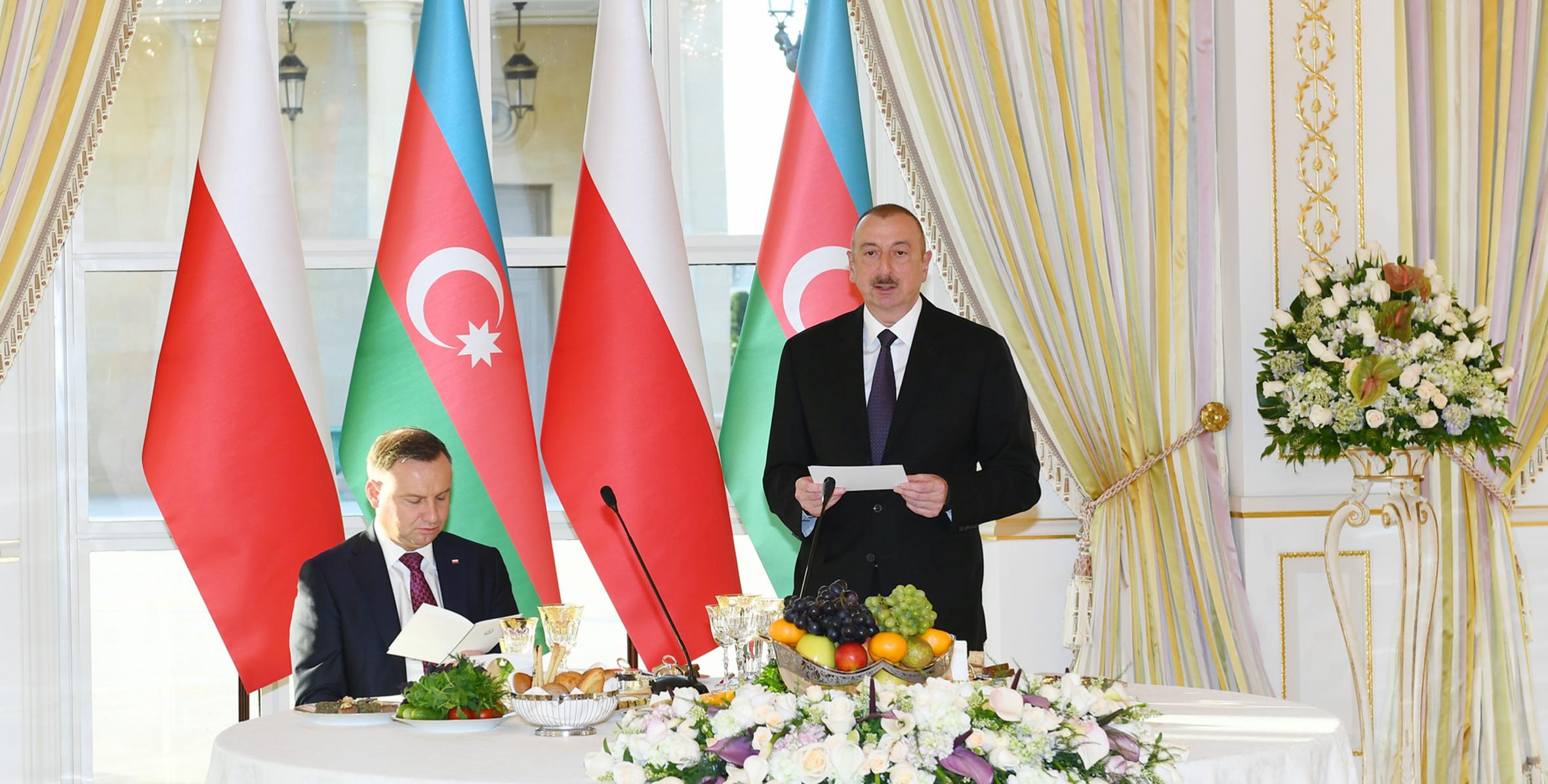 От имени Ильхама Алиева был устроен официальный прием в честь Президента Республики Польша Анджея Дуды