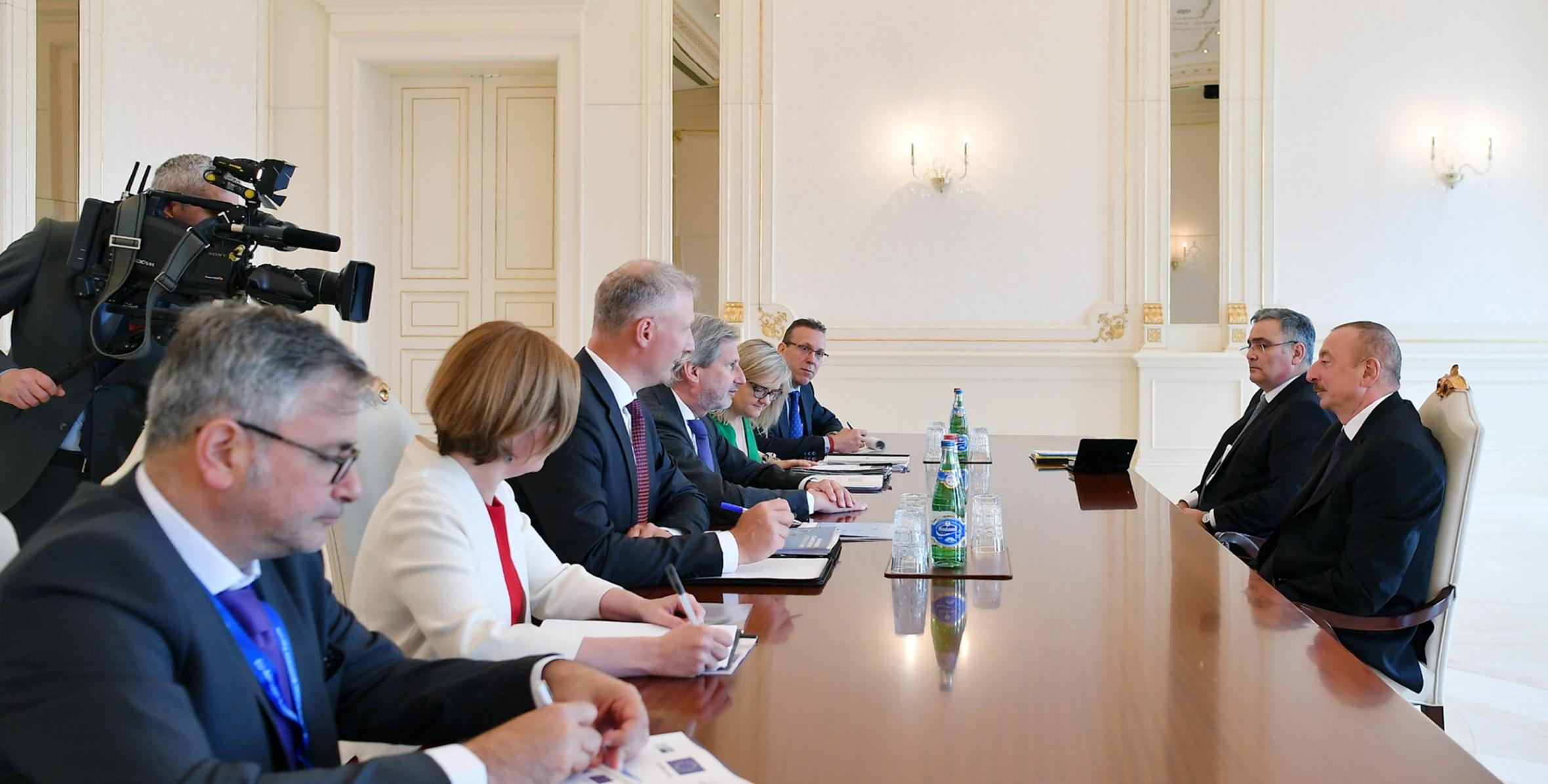 Ильхам Алиев принял делегацию во главе с комиссаром Евросоюза