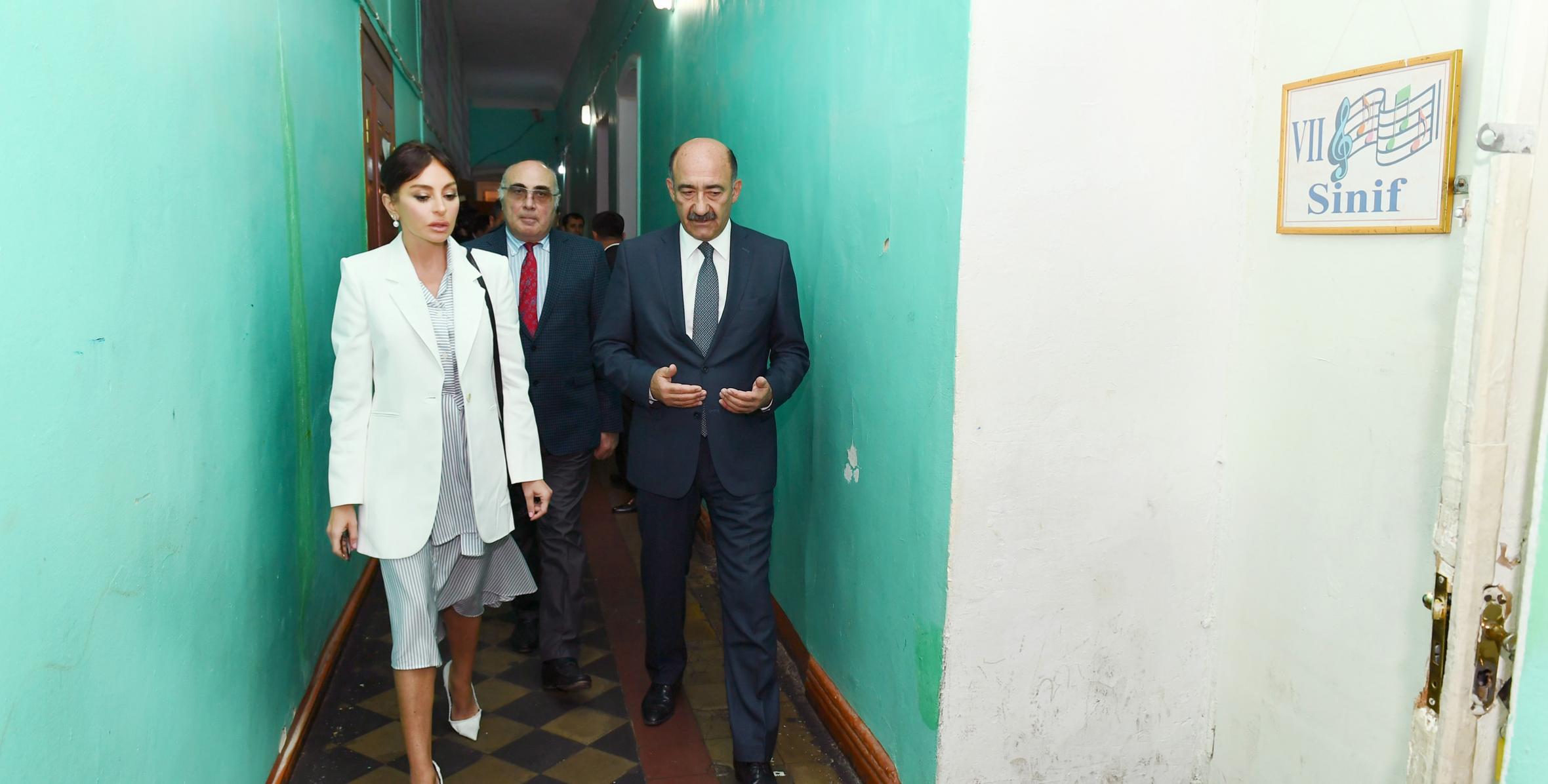 Первый вице-президент Азербайджана Мехрибан Алиева ознакомилась с условиями в Детской школе искусств номер 2