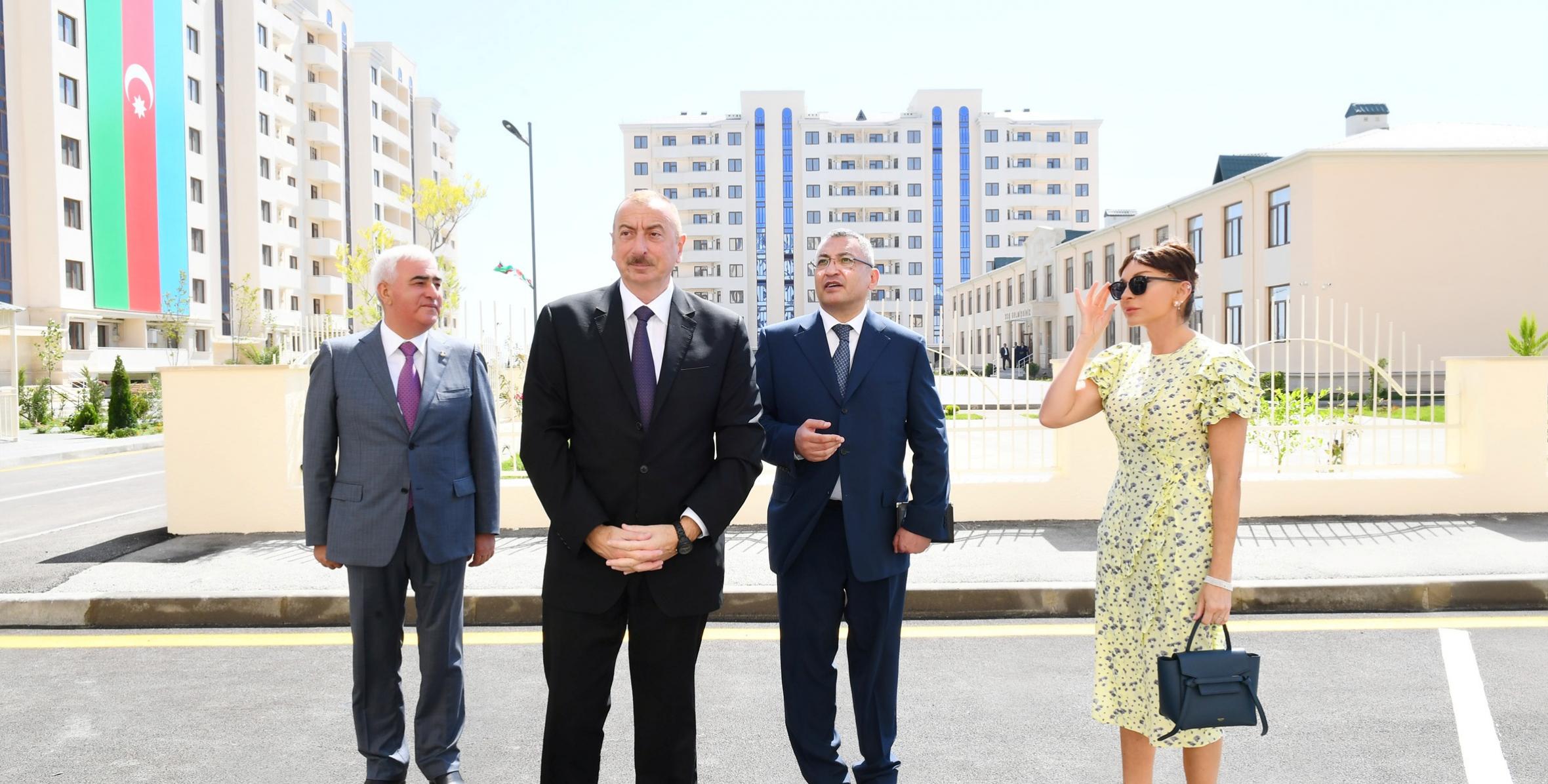 Ильхам Алиев принял участие в открытии нового жилого комплекса, заложенного для вынужденных переселенцев в Пираллахинском районе Баку