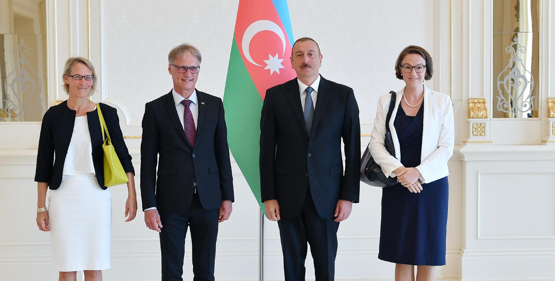 Ильхам Алиев принял верительные грамоты новоназначенного посла Германии в Азербайджане