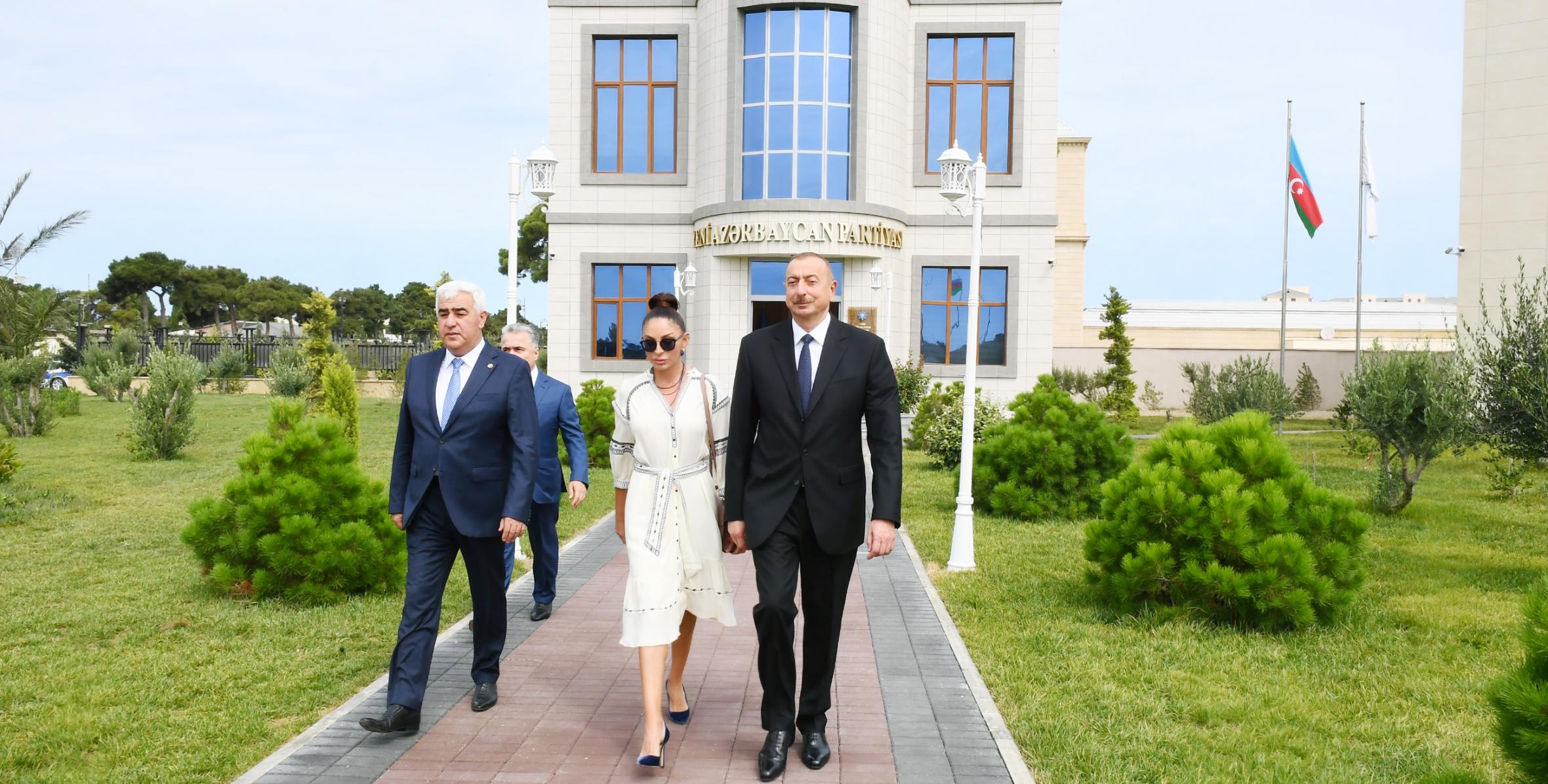 Ильхам Алиев принял участие в открытии нового административного здания Пираллахинской районной организации ПЕА