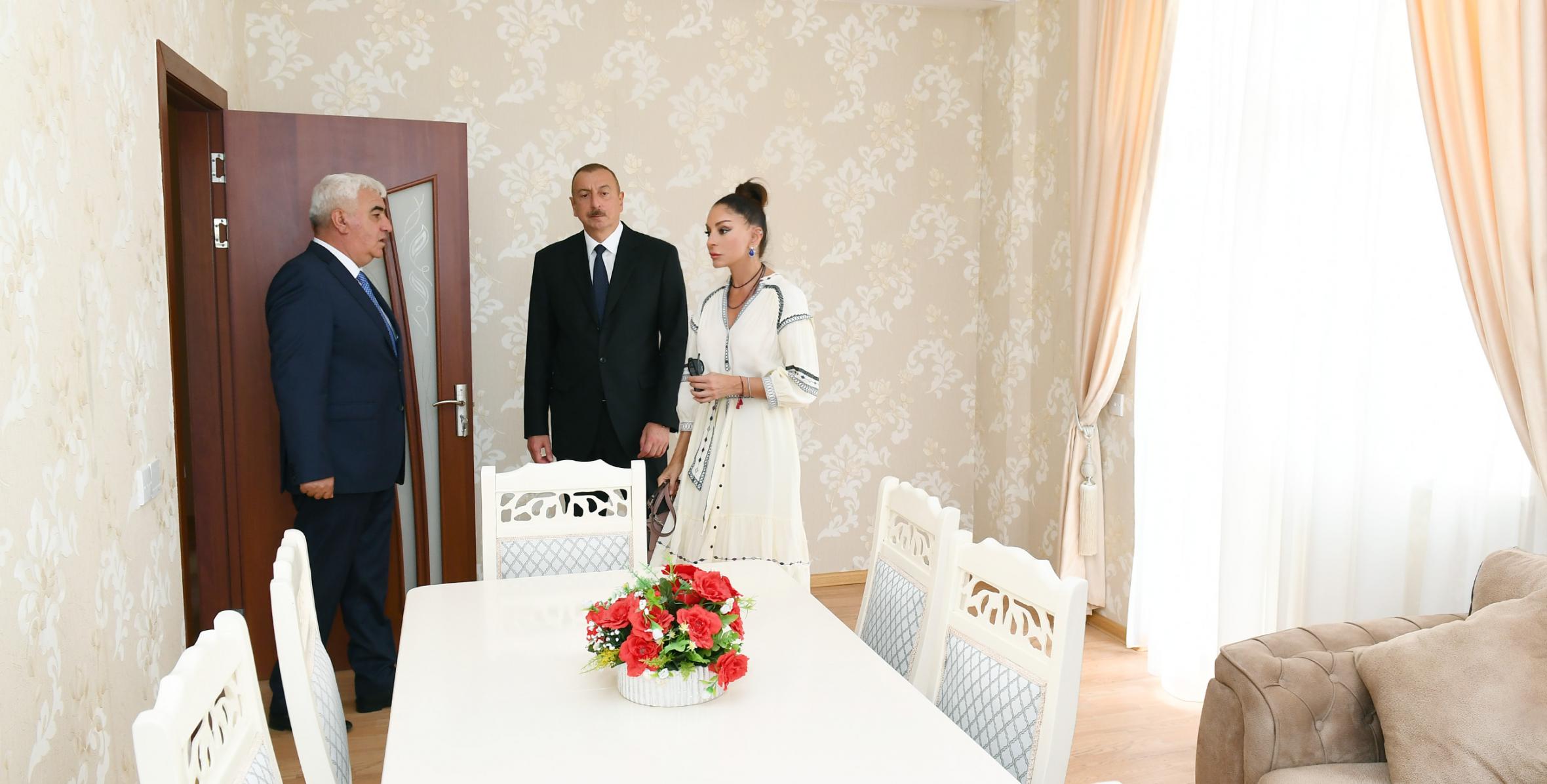 Президент Ильхам Алиев ознакомился с условиями, созданными в квартирах жилого комплекса для жителей аварийных зданий в Пираллахинском районе