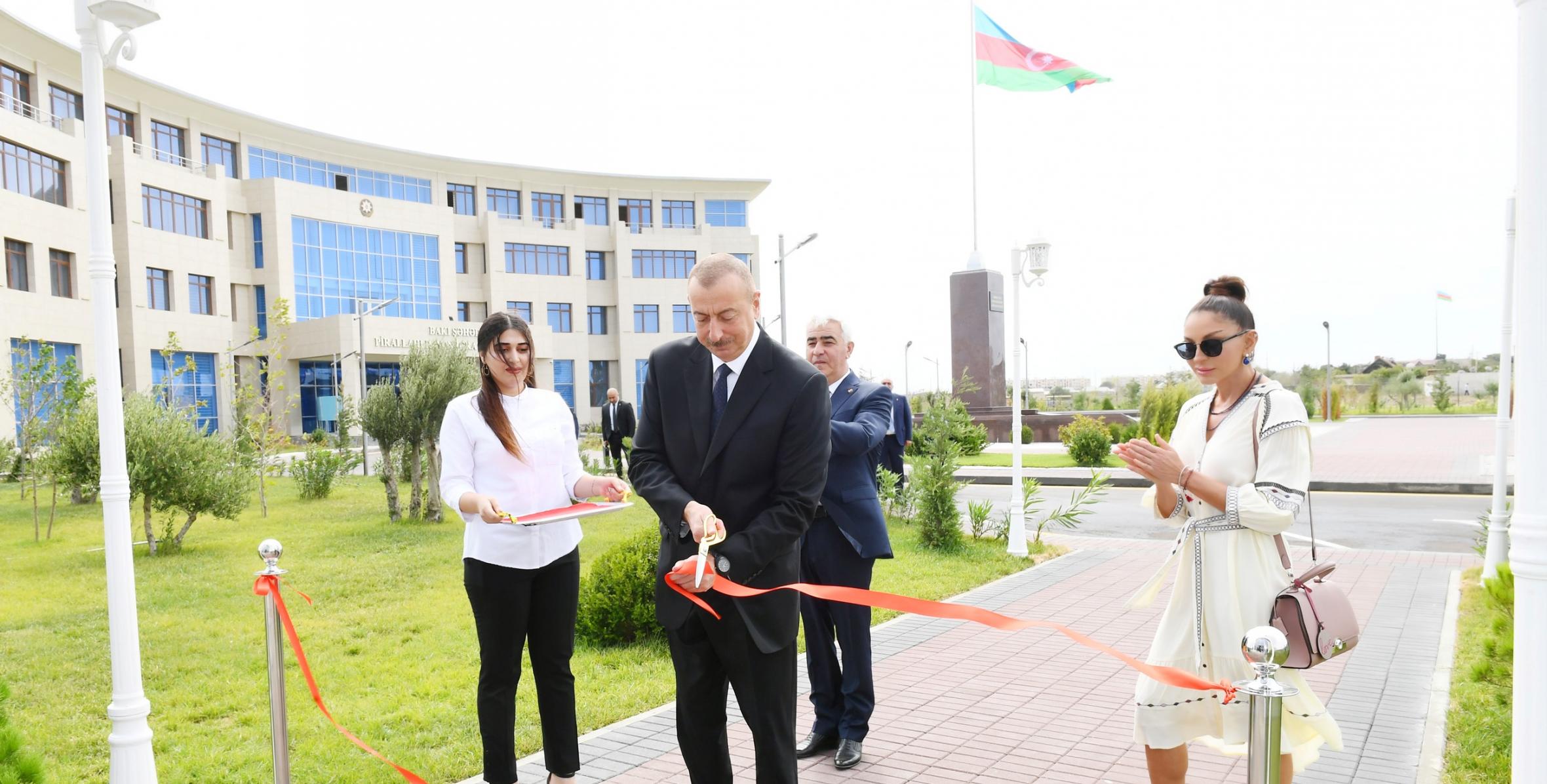 Ильхам Алиев принял участие в открытии новопостроенного Центра молодежи в Пираллахинском районе